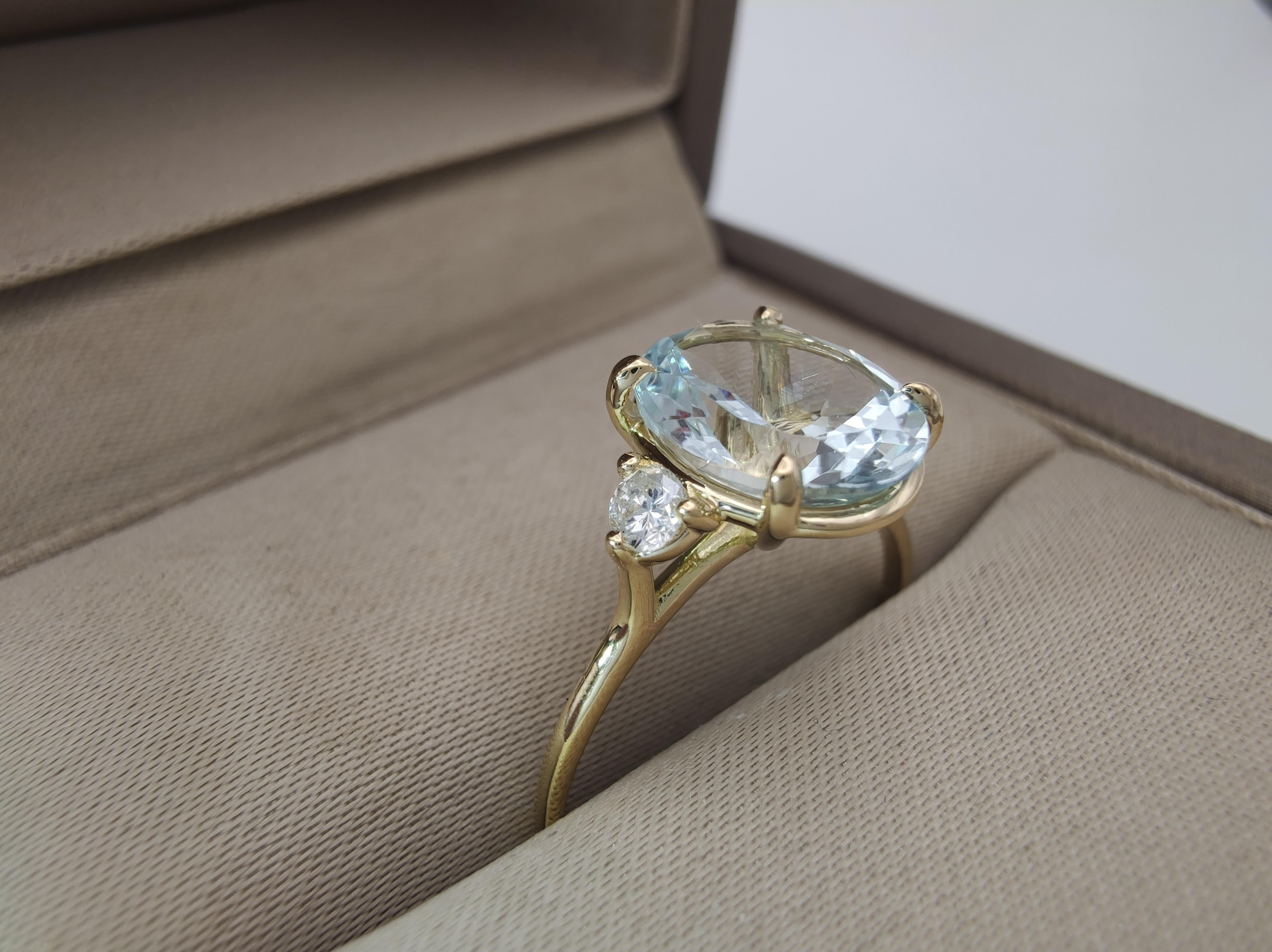 Oval Cut Flash sales - 18K Yellow Gold Aquamarine & Two Diamonds Women's Ring For Sale