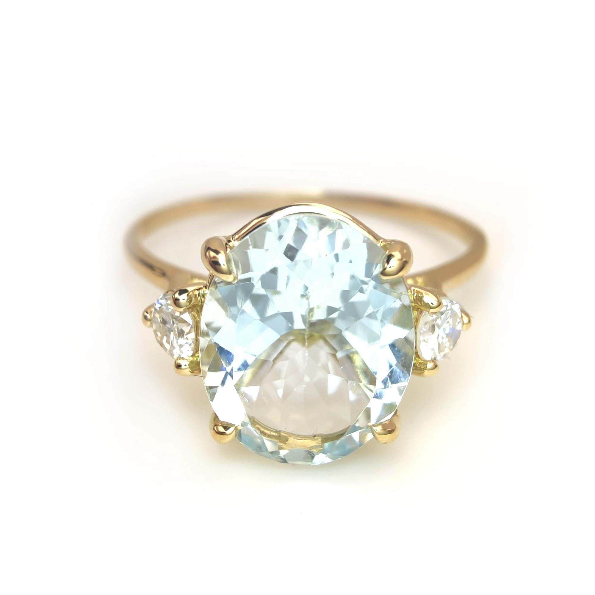 Flash sales - 18K Yellow Gold Aquamarine & Two Diamonds Women's Ring In New Condition For Sale In MADRID, ES