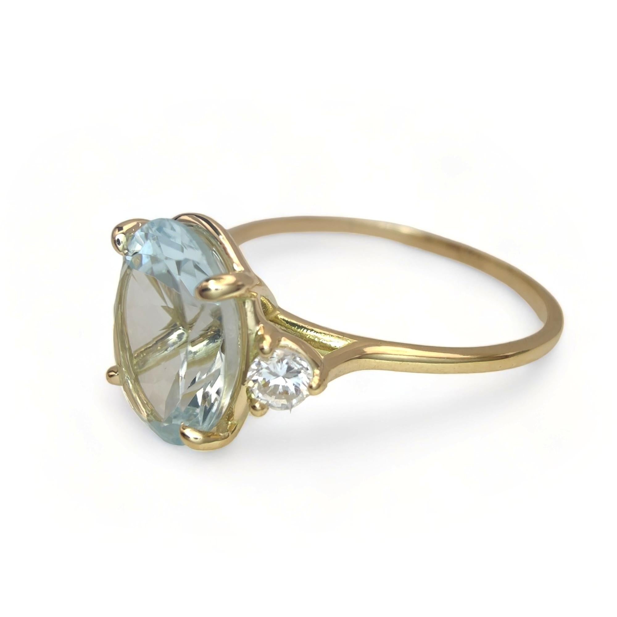 Flash sales - 18K Yellow Gold Aquamarine & Two Diamonds Women's Ring For Sale 1
