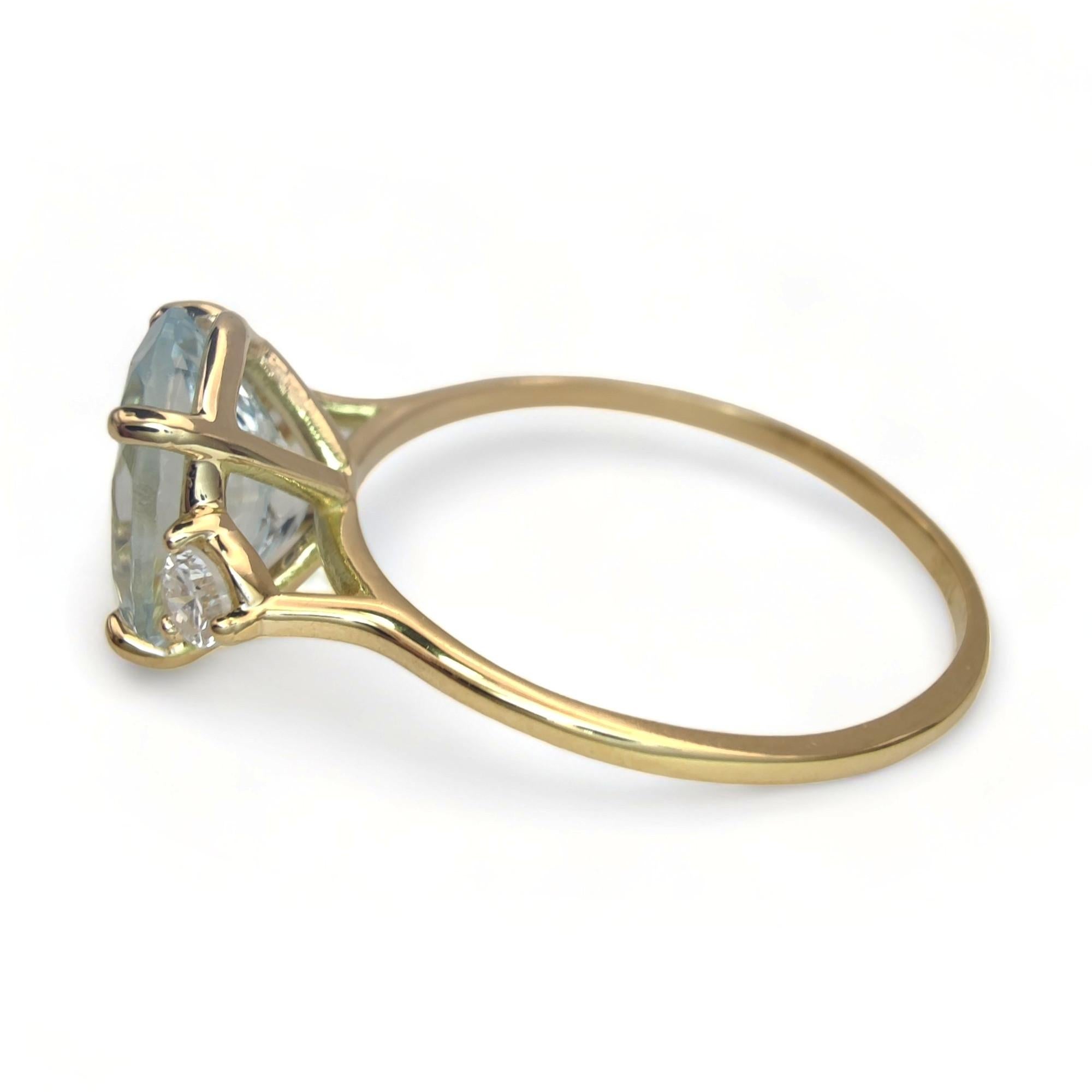 Flash sales - 18K Yellow Gold Aquamarine & Two Diamonds Women's Ring For Sale 2