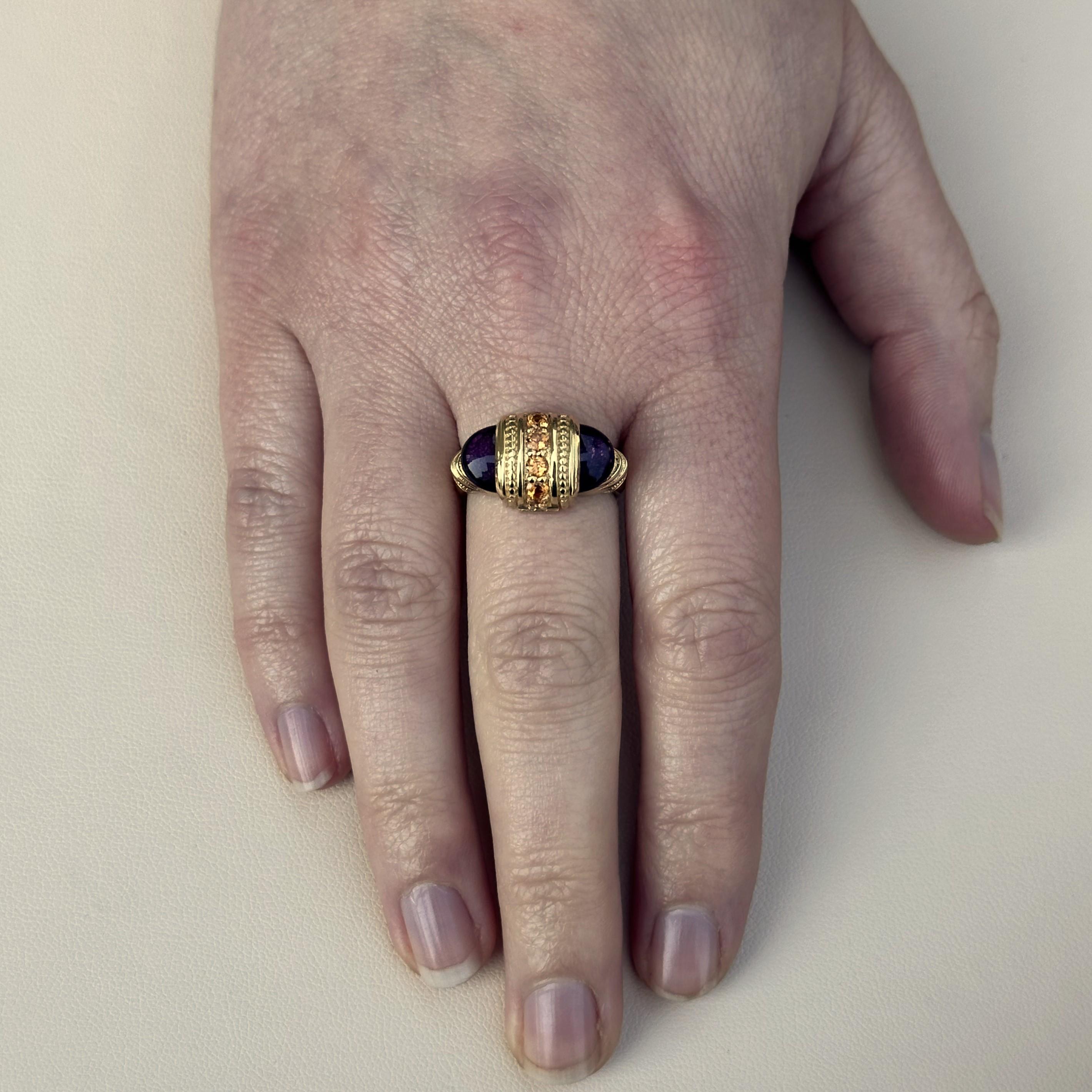 Ein bogenförmiger Ring aus 18 Karat Gelbgold mit Amethysten im Cabochon-Schliff und 2,5 mm großen Zitrinen. Dieser Ring wurde von llyn strong entworfen und hergestellt. 