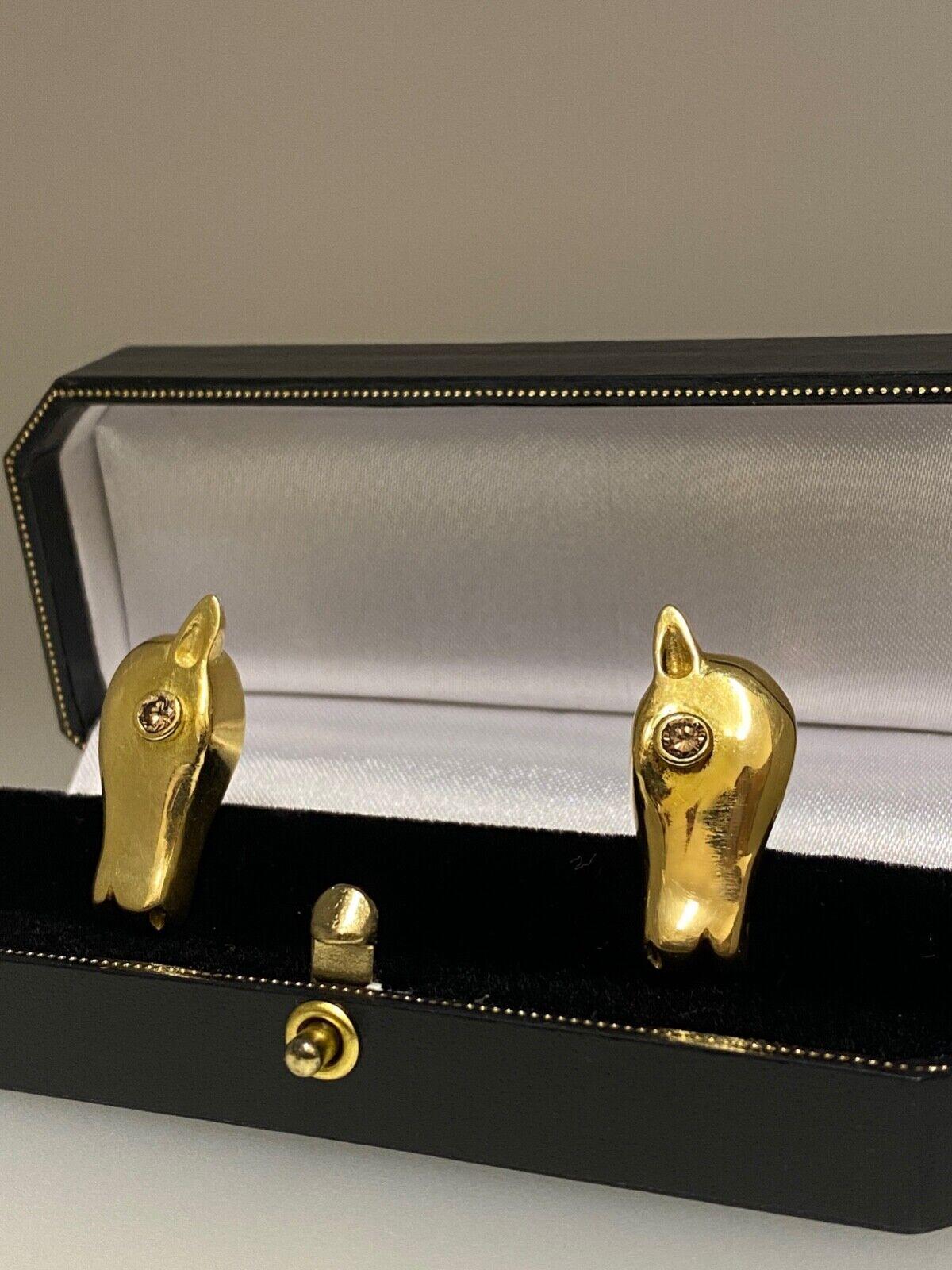 This superb piece of mens' jewelry surely does make a statement!

Finely crafted in 18K Yellow Gold 
these cufflinks are designed as horse heads, 
each measuring 28mm x 13mm 

Each bezel set with a Round Argyle Champagne 
of fine C6 colour & very
