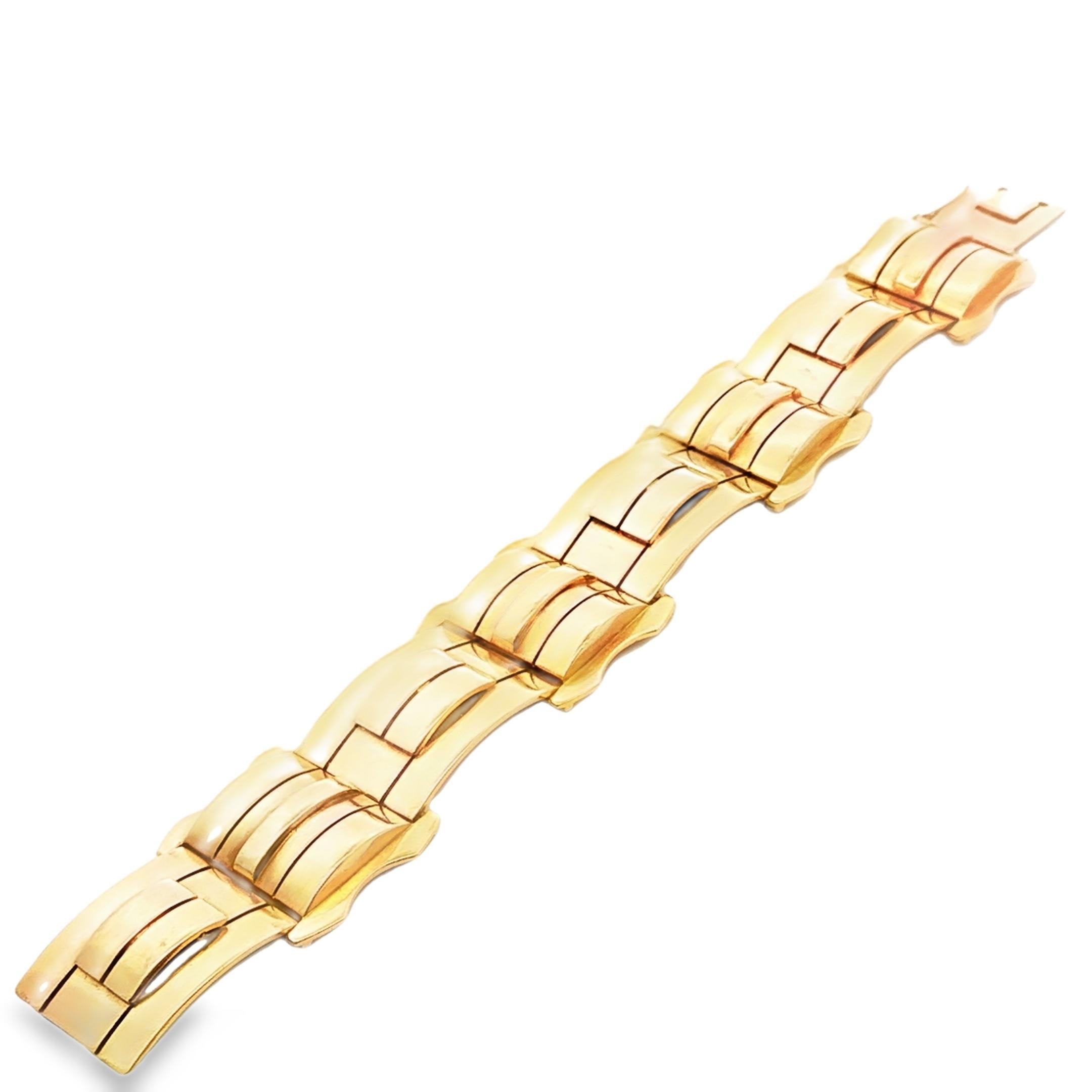 Une symphonie dorée, forgée dans l'élégance et la précision.

Provenant du cœur de la France des années 1930, ce bracelet capture l'essence de la sophistication de l'Art déco. Réalisé en luxueux or jaune 18 carats, il présente des maillons audacieux