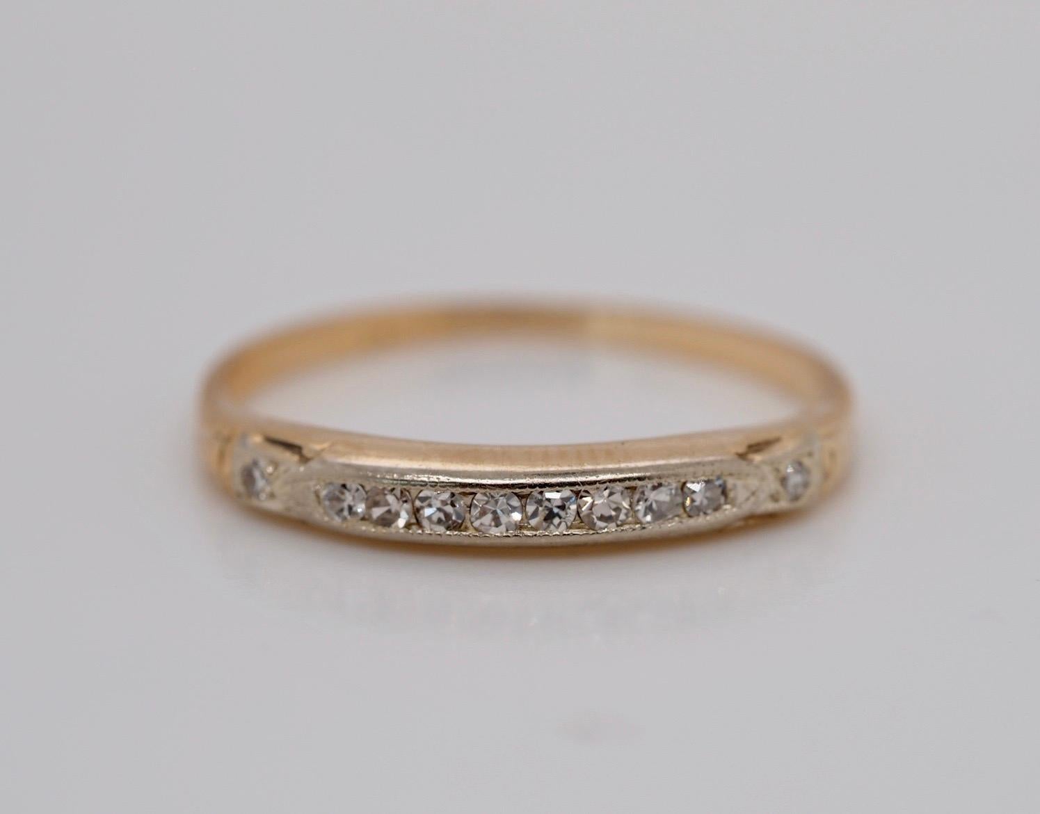 Round Cut 18 Karat Yellow Gold Art Deco Diamond Band