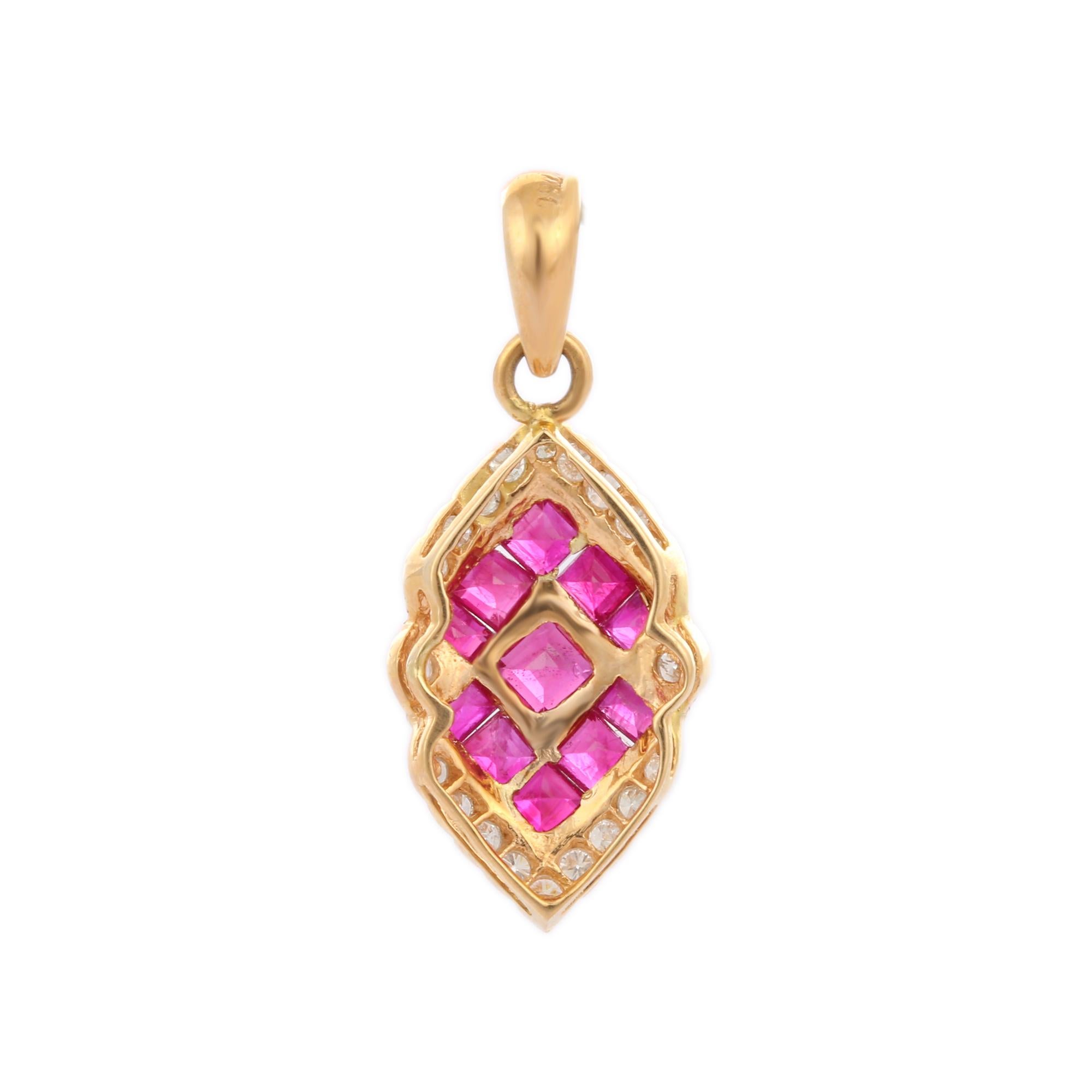 Contemporain Pendentif contemporain fait à la main en or jaune 18 carats avec rubis et diamants pour elle en vente