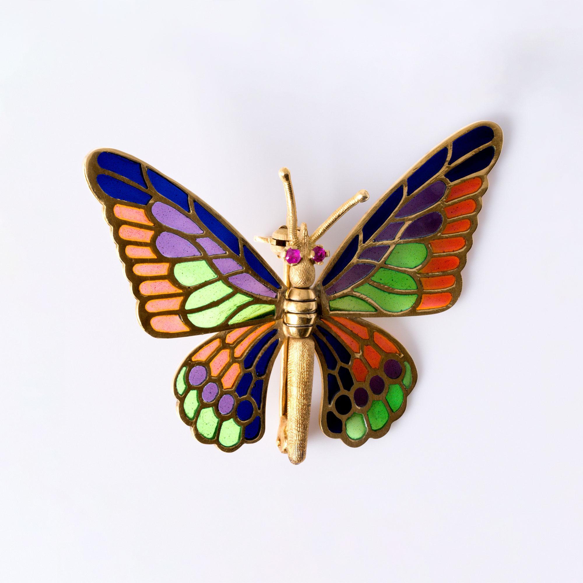 Uno de los broches de mariposa más cautivadores, esta pieza tiene vibrantes colores de apliques e intrincadas alas articuladas. 
La artesanía da vida a esta mariposa, ofreciendo un aspecto dinámico y único. ¡Translúcido como una vidriera!

Oro