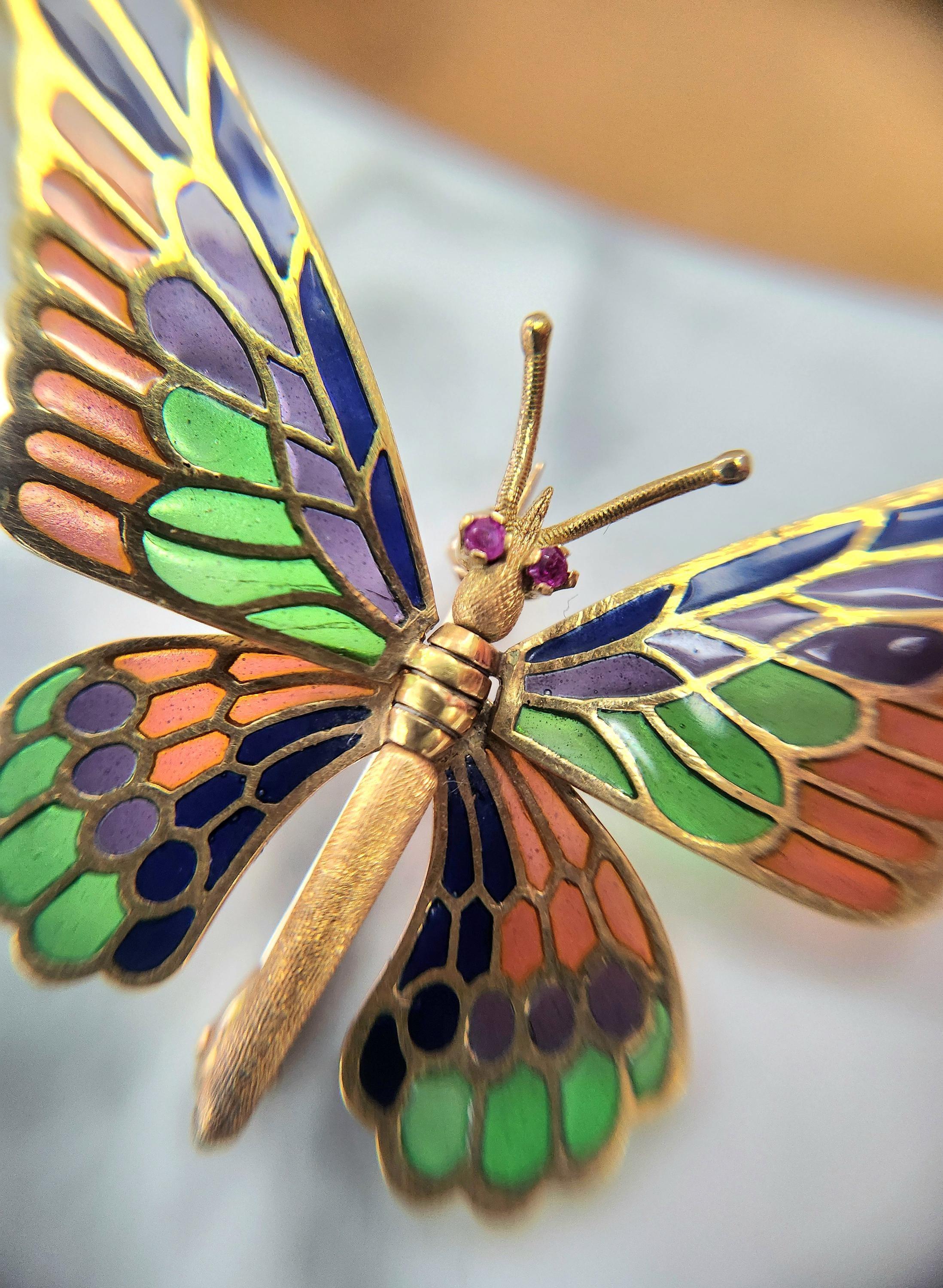 Broche Mariposa Articulada de Oro Amarillo de 18 K con Aplique de Color Hecho en España en venta 1