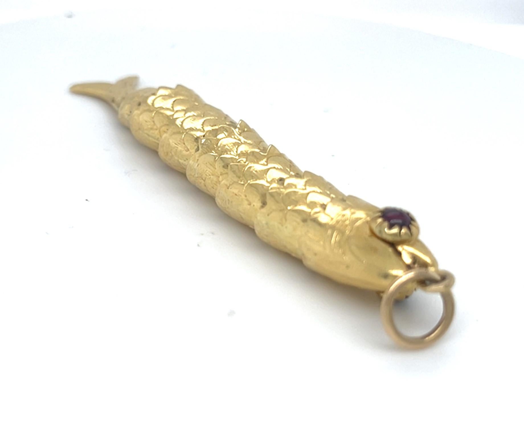 Moderne Pendentif poisson articulé en or jaune 18k avec œil en grenat Gorgeous ! en vente