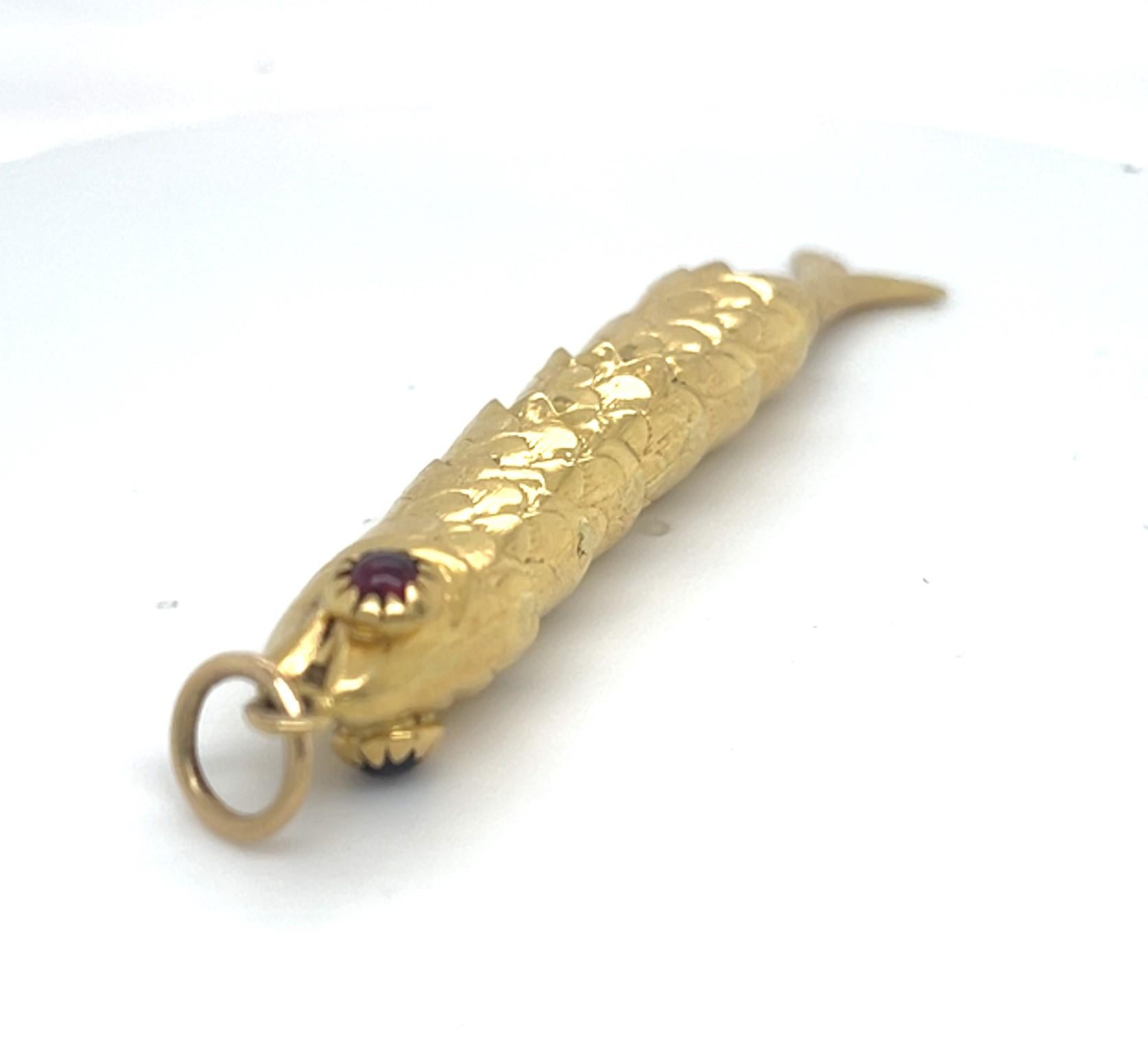 Taille ronde Pendentif poisson articulé en or jaune 18k avec œil en grenat Gorgeous ! en vente