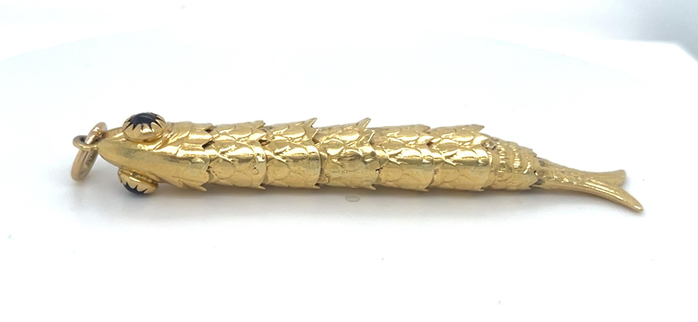 Pendentif poisson articulé en or jaune 18k avec œil en grenat Gorgeous ! Bon état - En vente à Sherman Oaks, CA