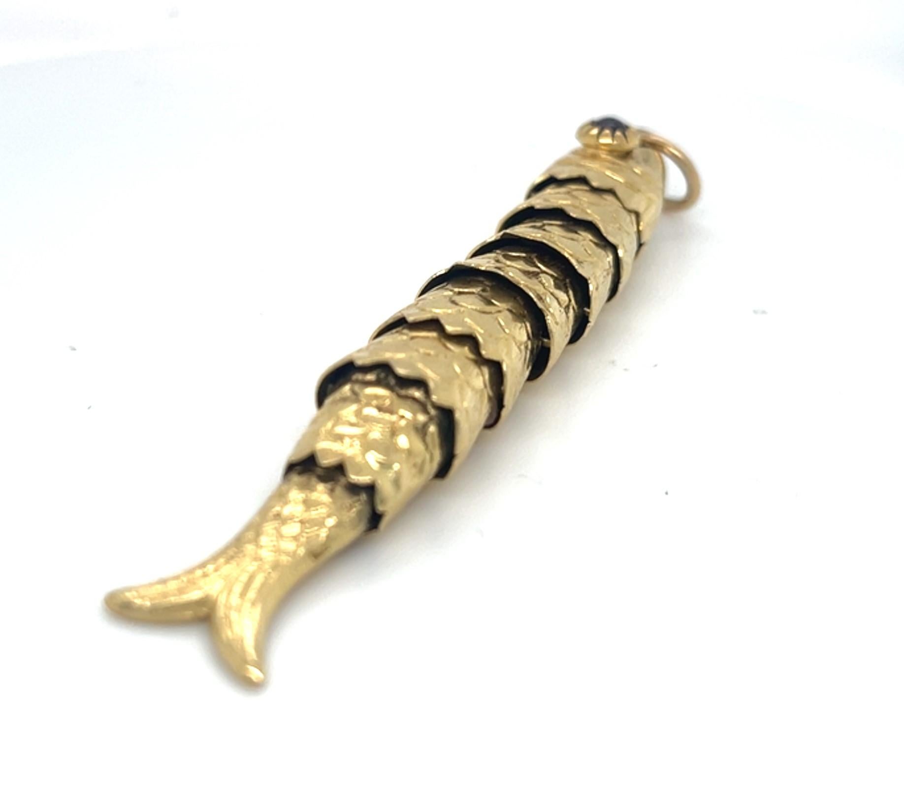 Pendentif poisson articulé en or jaune 18k avec œil en grenat Gorgeous ! Unisexe en vente