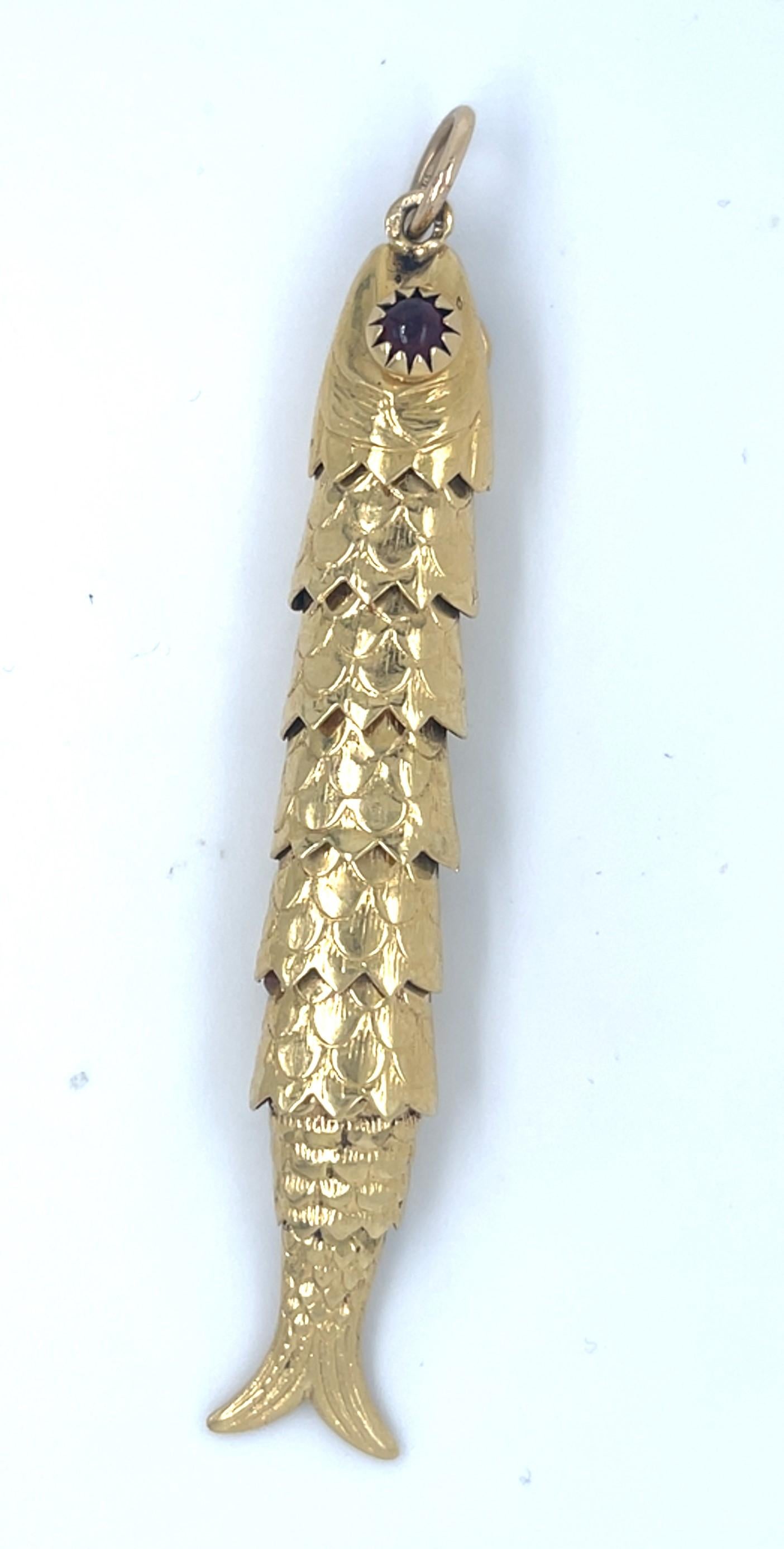 Pendentif poisson articulé en or jaune 18k avec œil en grenat Gorgeous ! en vente 1
