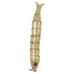 Pendentif poisson articulé en or jaune 18k avec œil en grenat Gorgeous !