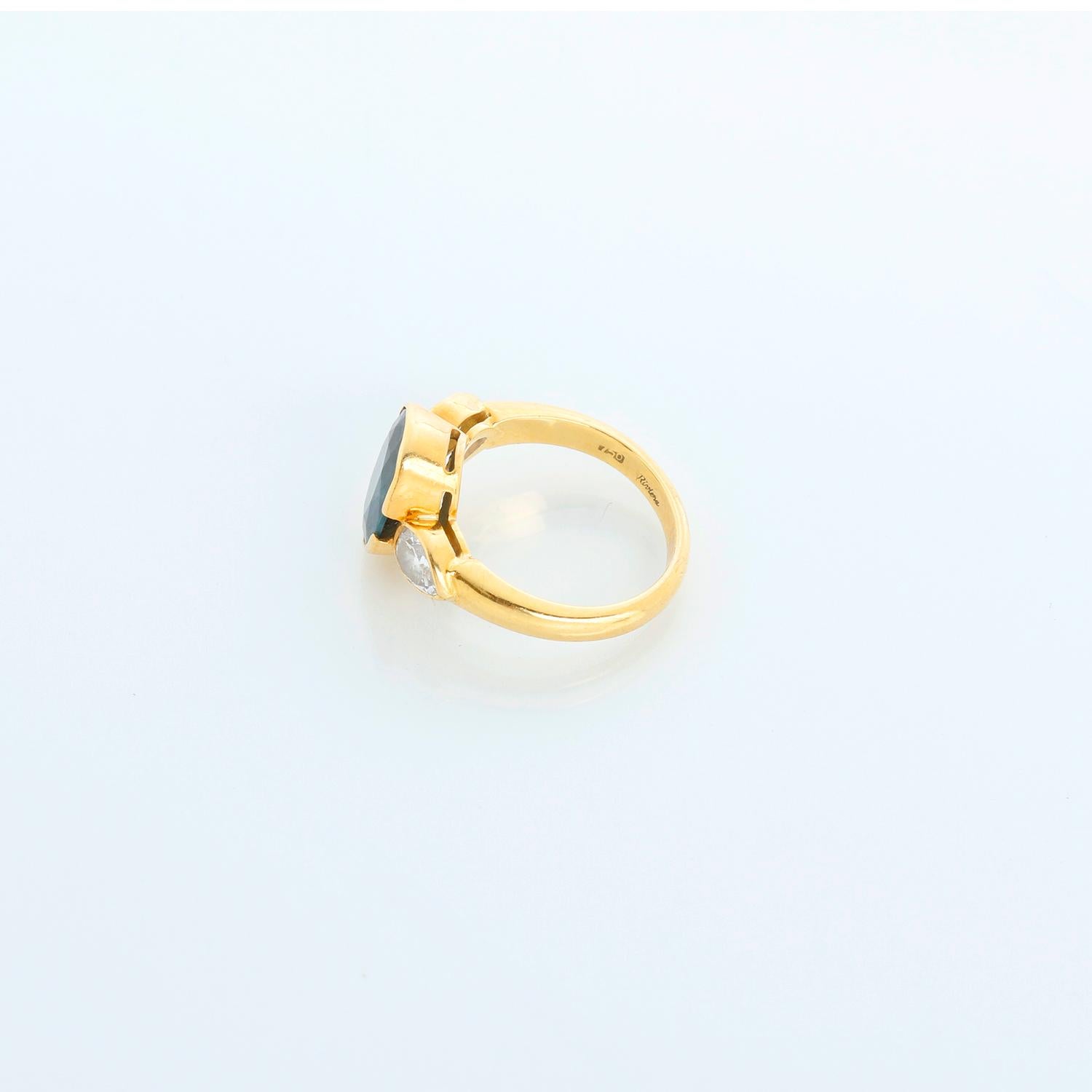 Anello con zaffiro blu australiano in oro giallo 18 carati - Anello da donna in oro giallo 18 carati con uno zaffiro blu australiano sfaccettato di taglio ovale del peso di 3,19 carati e di colore blu medio scuro e leggermente verdastro e due