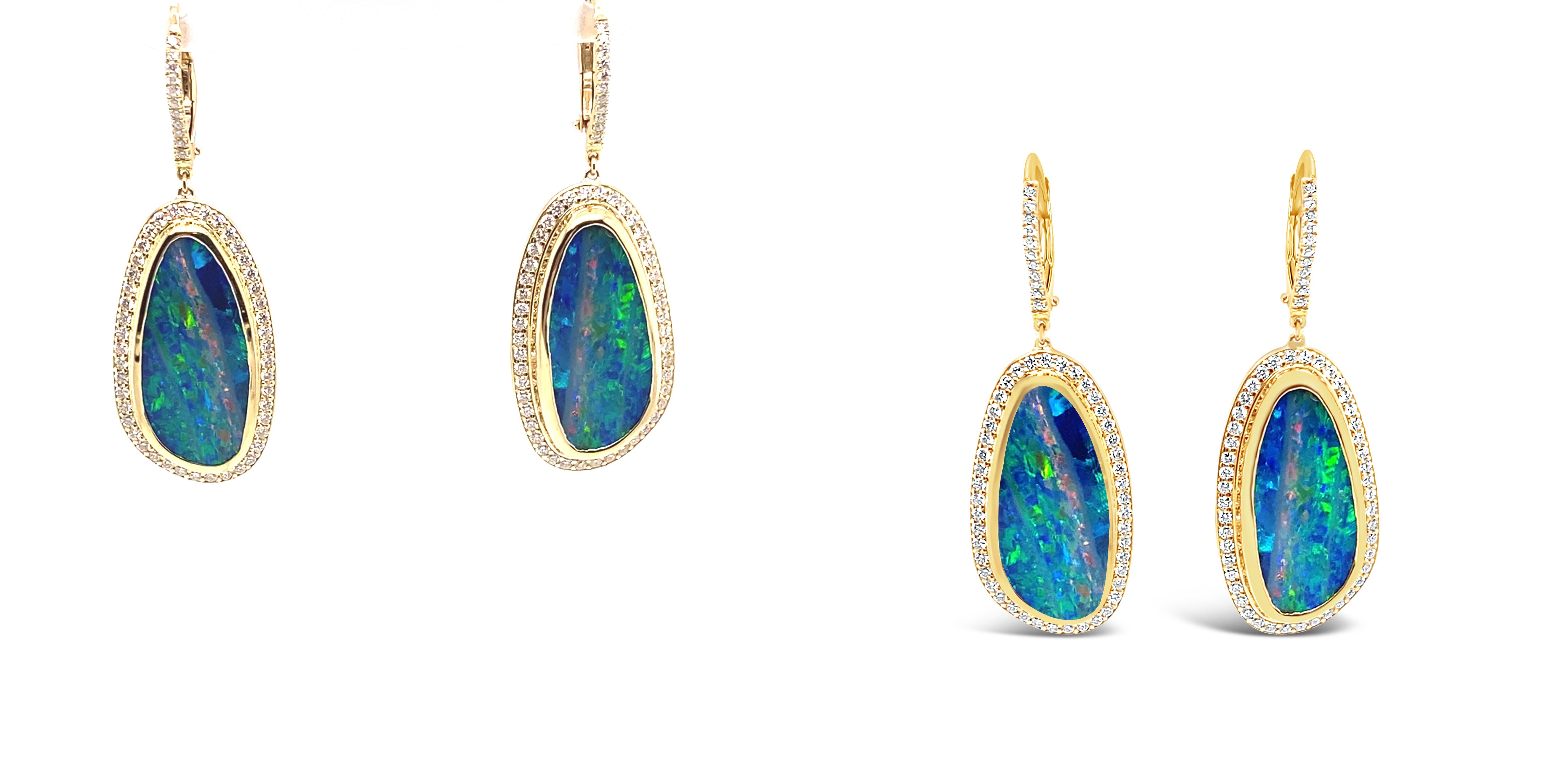 Superbes boucles d'oreilles en or jaune 18 carats et diamants en forme d'opale australienne.

Paire d'opales de Boulder sélectionnées à la main, riches en couleurs, en éclats et en lumière - leurs couleurs vertes et bleues vives jouent à la danse