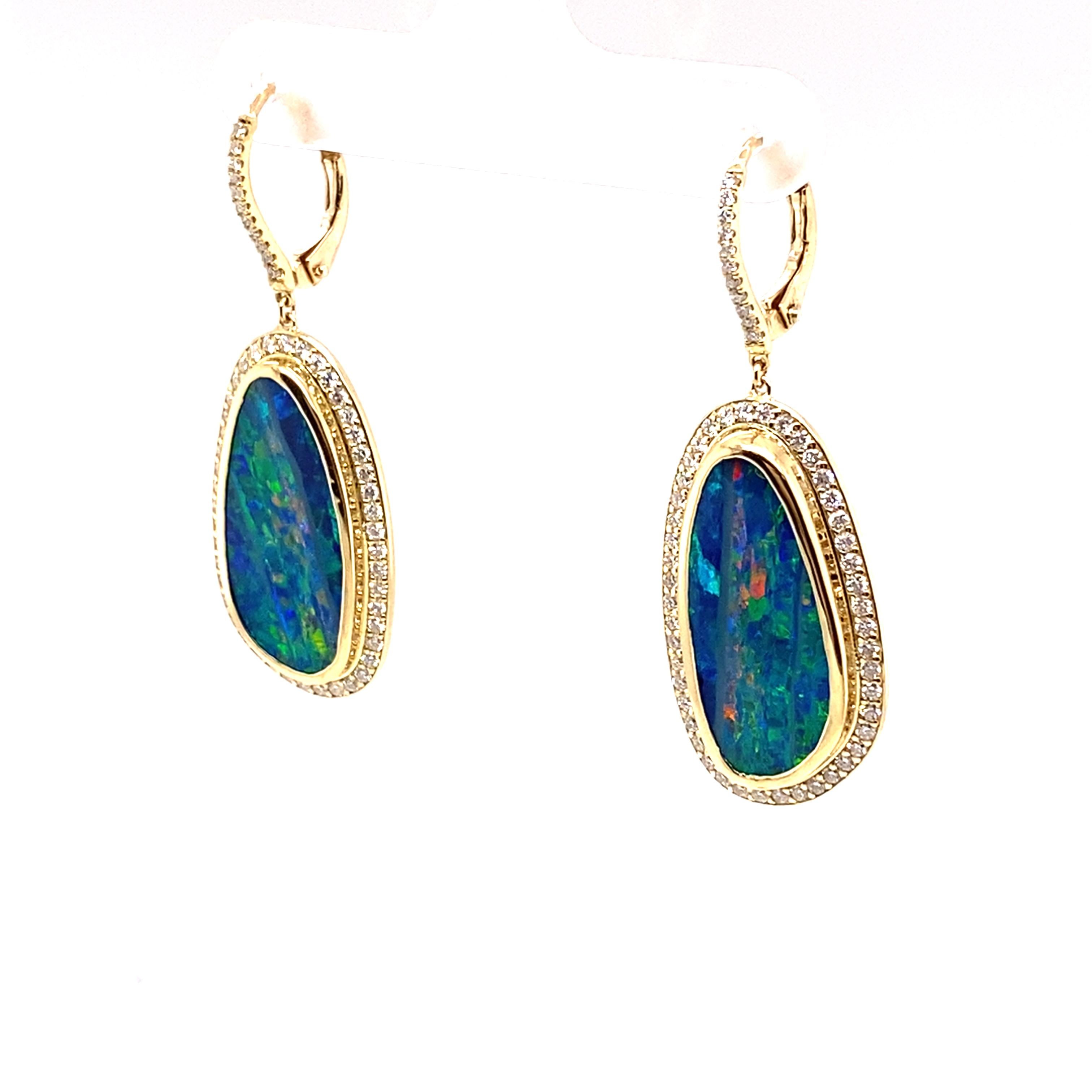 Contemporain Boucles d'oreilles en or jaune 18 carats avec opale australienne et diamant en vente
