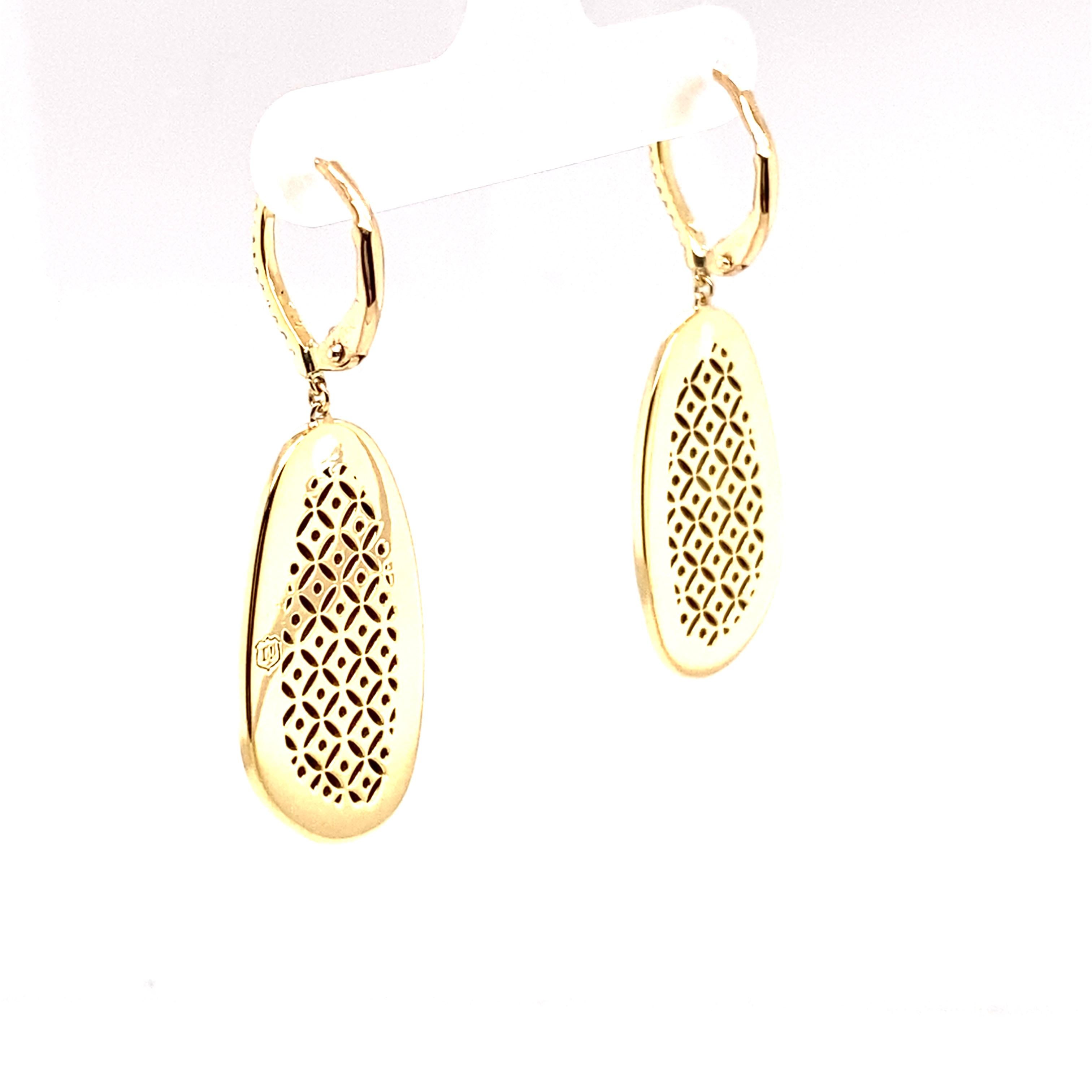 Taille ovale Boucles d'oreilles en or jaune 18 carats avec opale australienne et diamant en vente