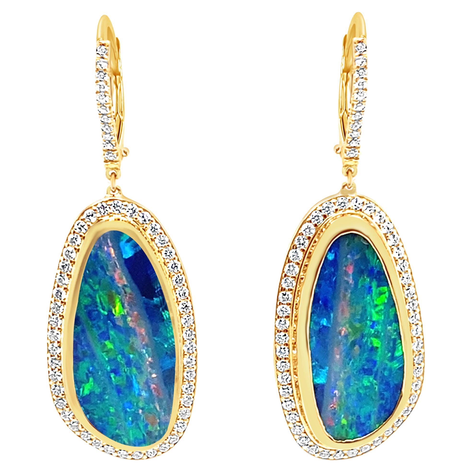 Boucles d'oreilles en or jaune 18 carats avec opale australienne et diamant en vente