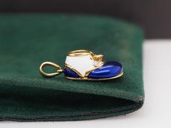 Ciondolo e charm in oro giallo 18 carati con smalto blu e bianco e diamanti per gli stivali dei bambini