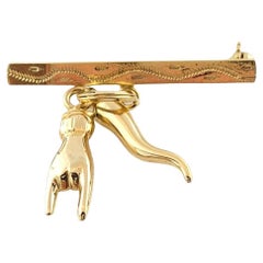 Antique 18K Yellow Gold Baby Italian Horn & Hand Pin #16782
