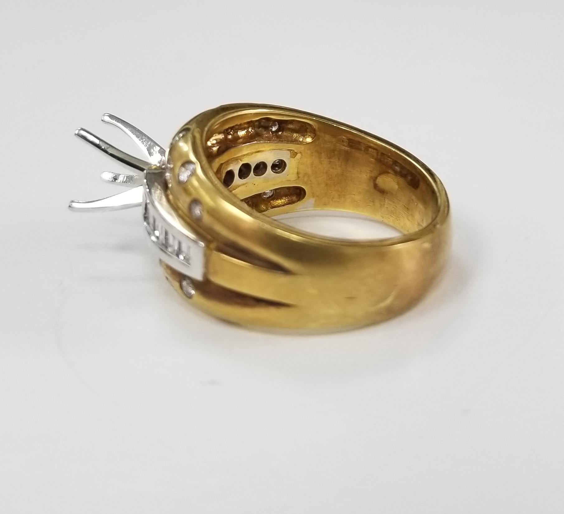 Contemporain Bague en or jaune 18 carats avec finition satinée à chaton rond et baguette sertie d'un chaton en vente