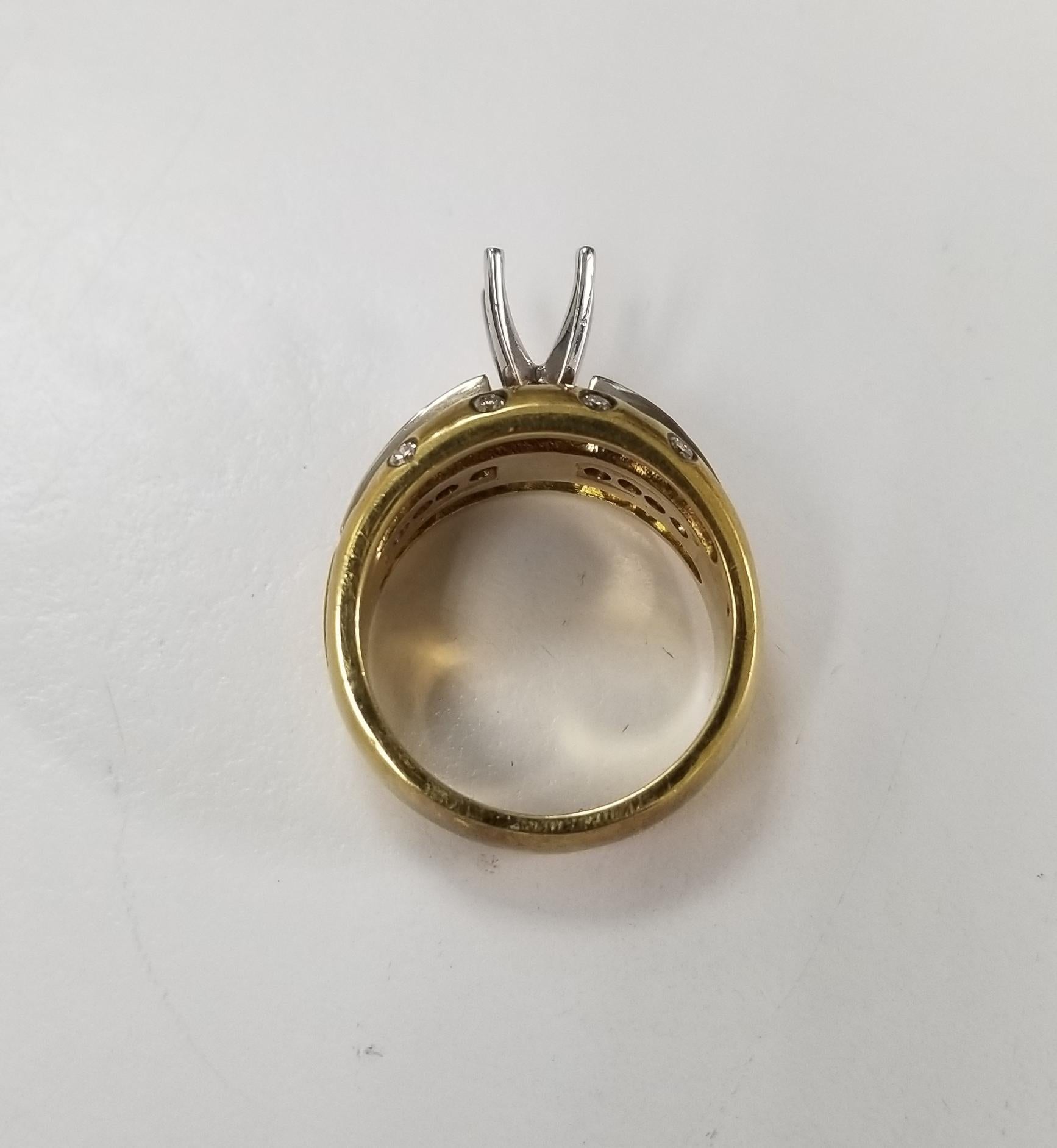 Bague en or jaune 18 carats avec finition satinée à chaton rond et baguette sertie d'un chaton Neuf - En vente à Los Angeles, CA