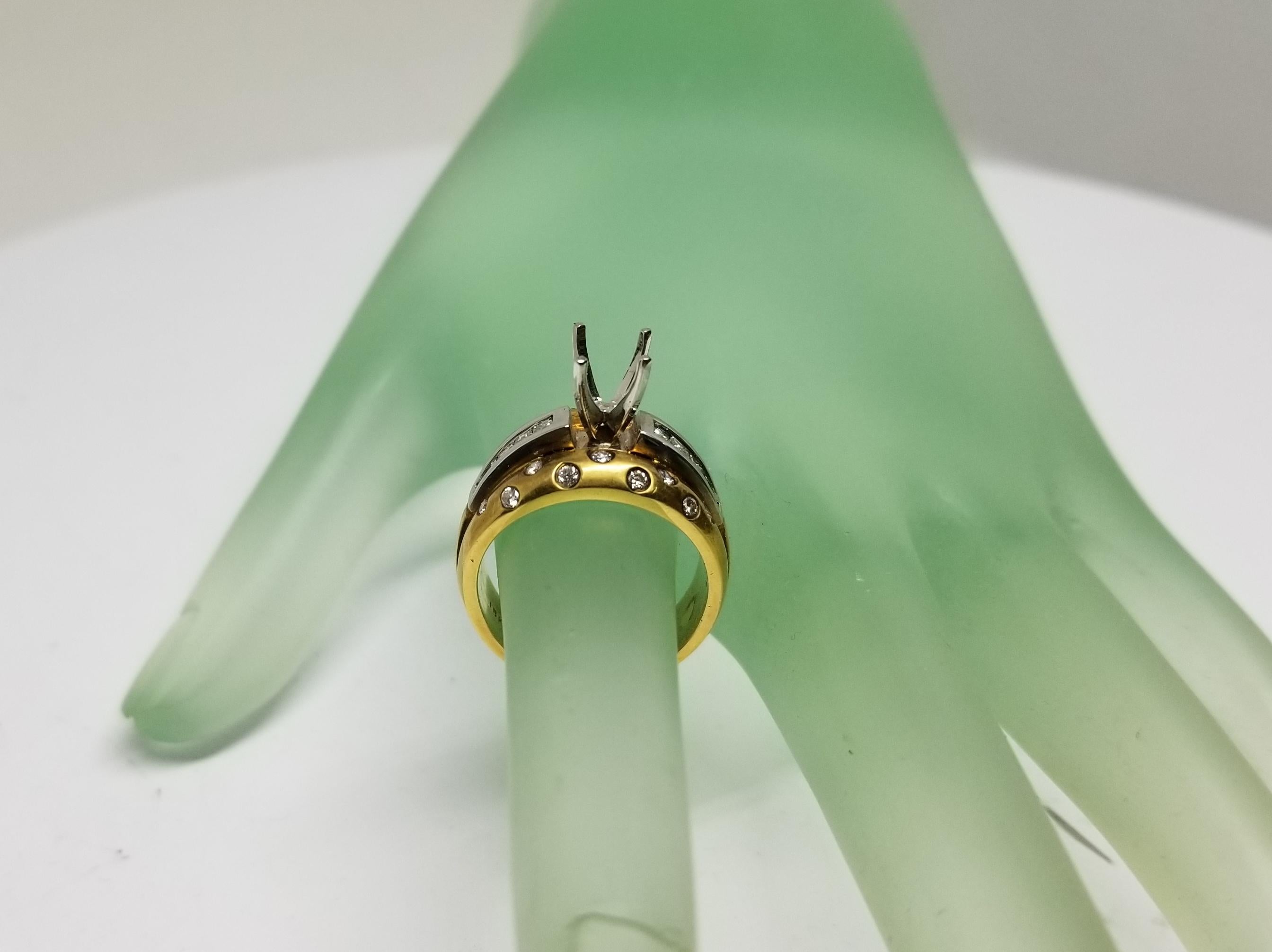 Bague en or jaune 18 carats avec finition satinée à chaton rond et baguette sertie d'un chaton en vente 1