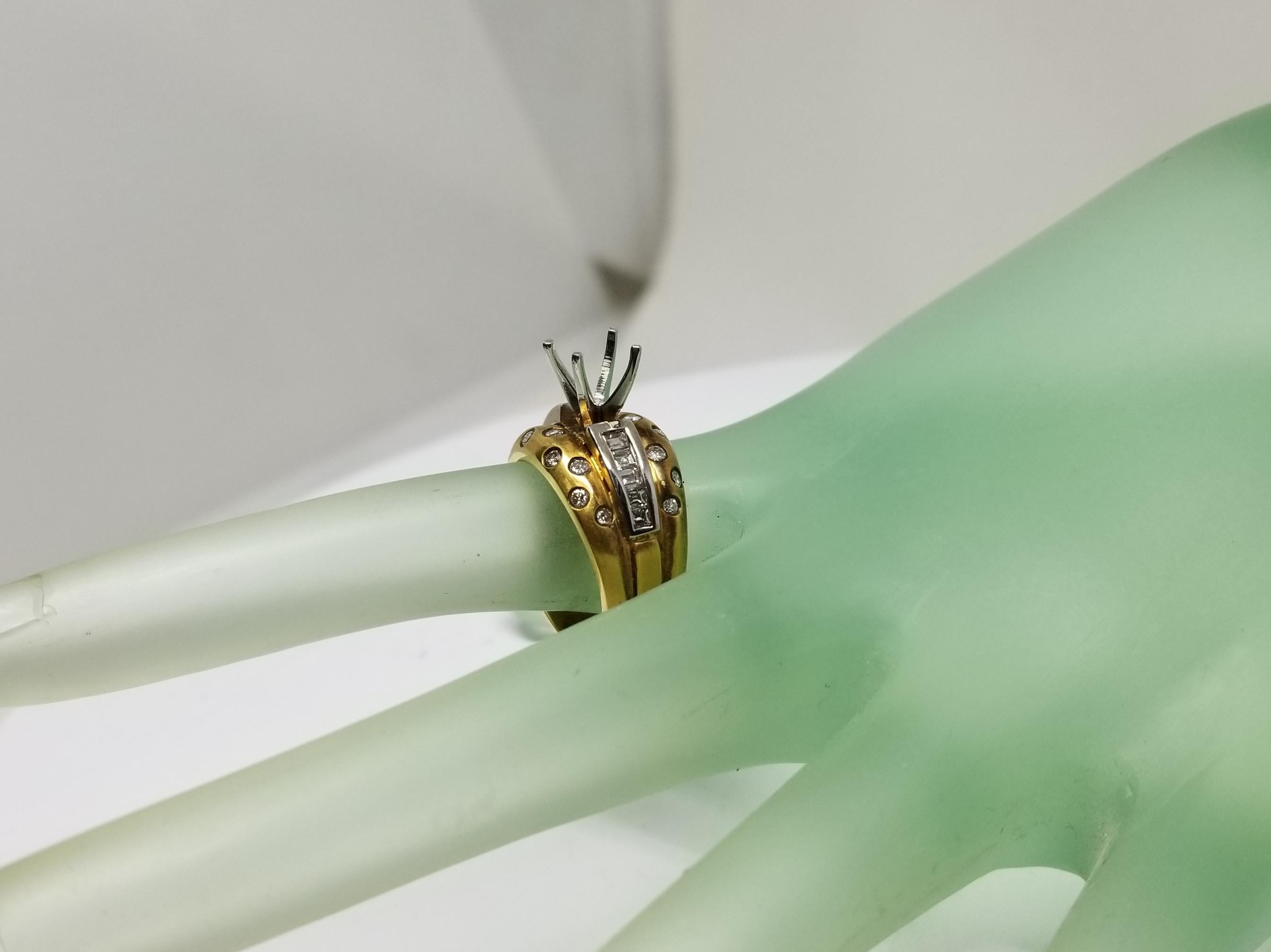 Bague en or jaune 18 carats avec finition satinée à chaton rond et baguette sertie d'un chaton en vente 2