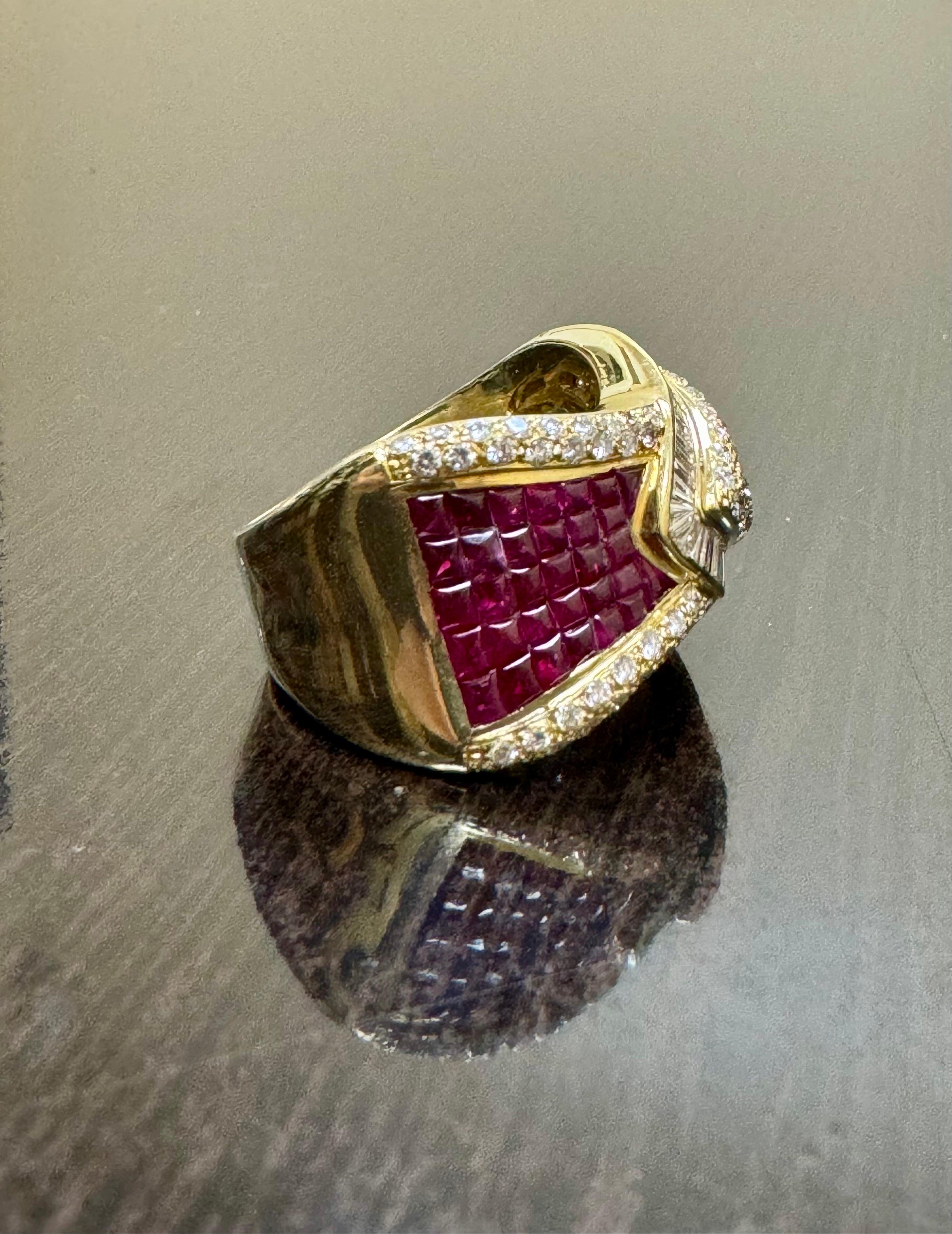 Bague fantaisie en or jaune 18 carats avec diamants baguettes et diamants ronds taille pain de sucre et rubis en vente 4