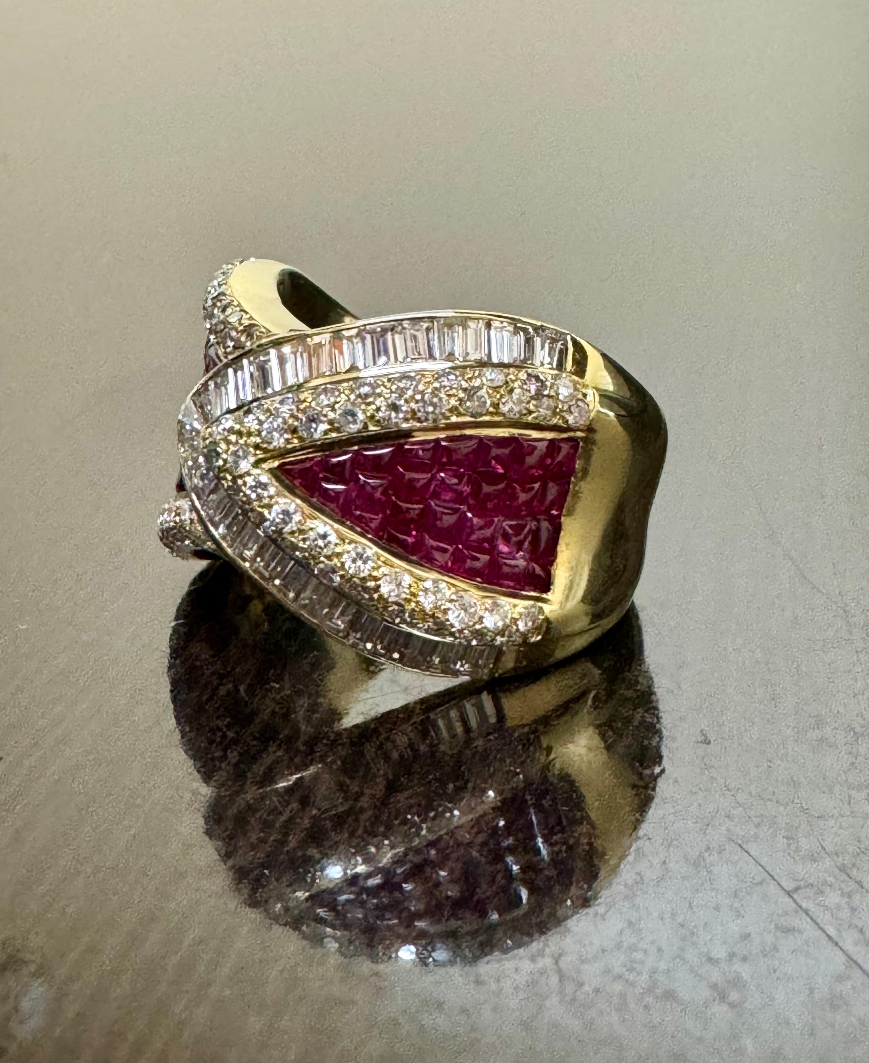 Bague fantaisie en or jaune 18 carats avec diamants baguettes et diamants ronds taille pain de sucre et rubis en vente 5