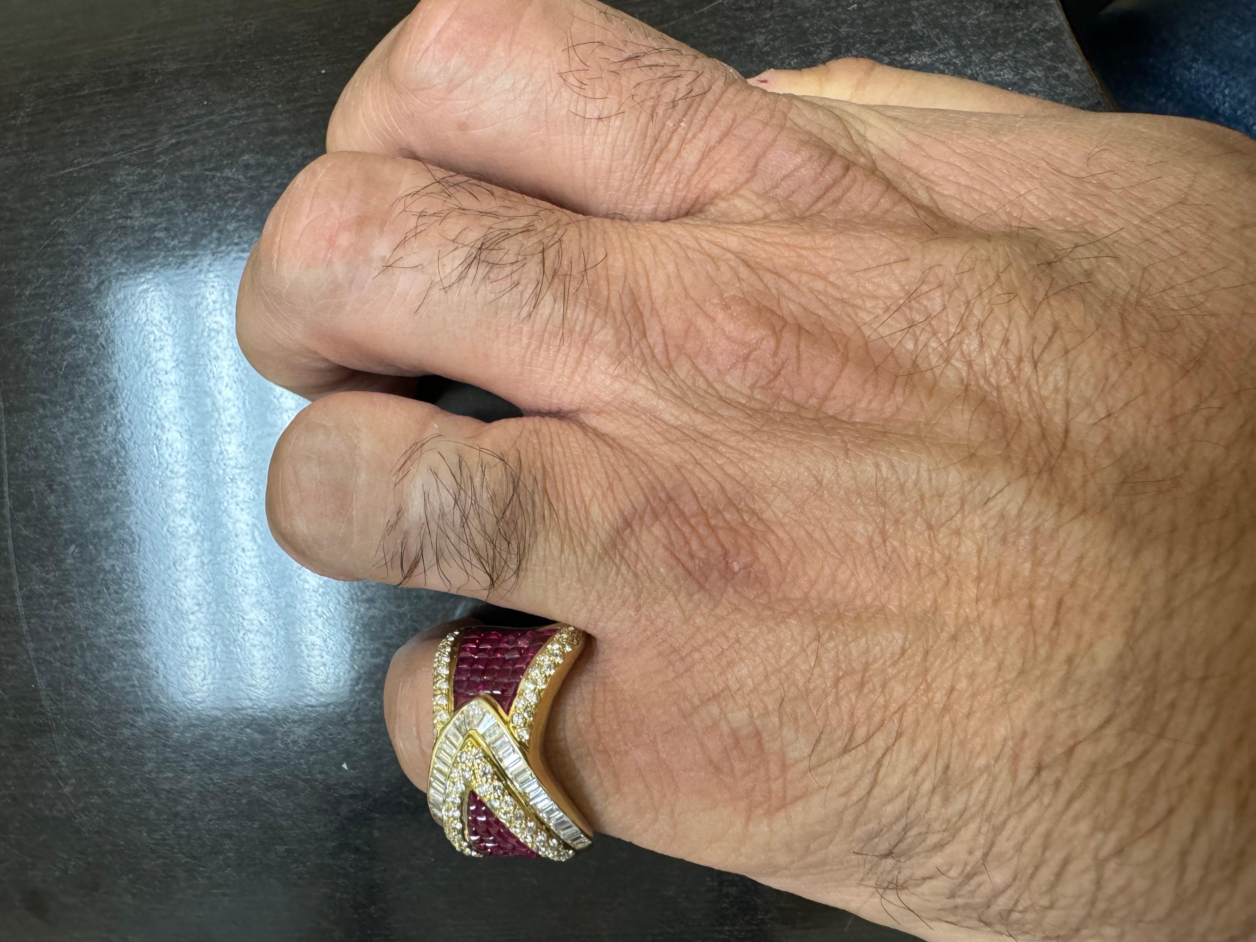 Bague fantaisie en or jaune 18 carats avec diamants baguettes et diamants ronds taille pain de sucre et rubis en vente 6