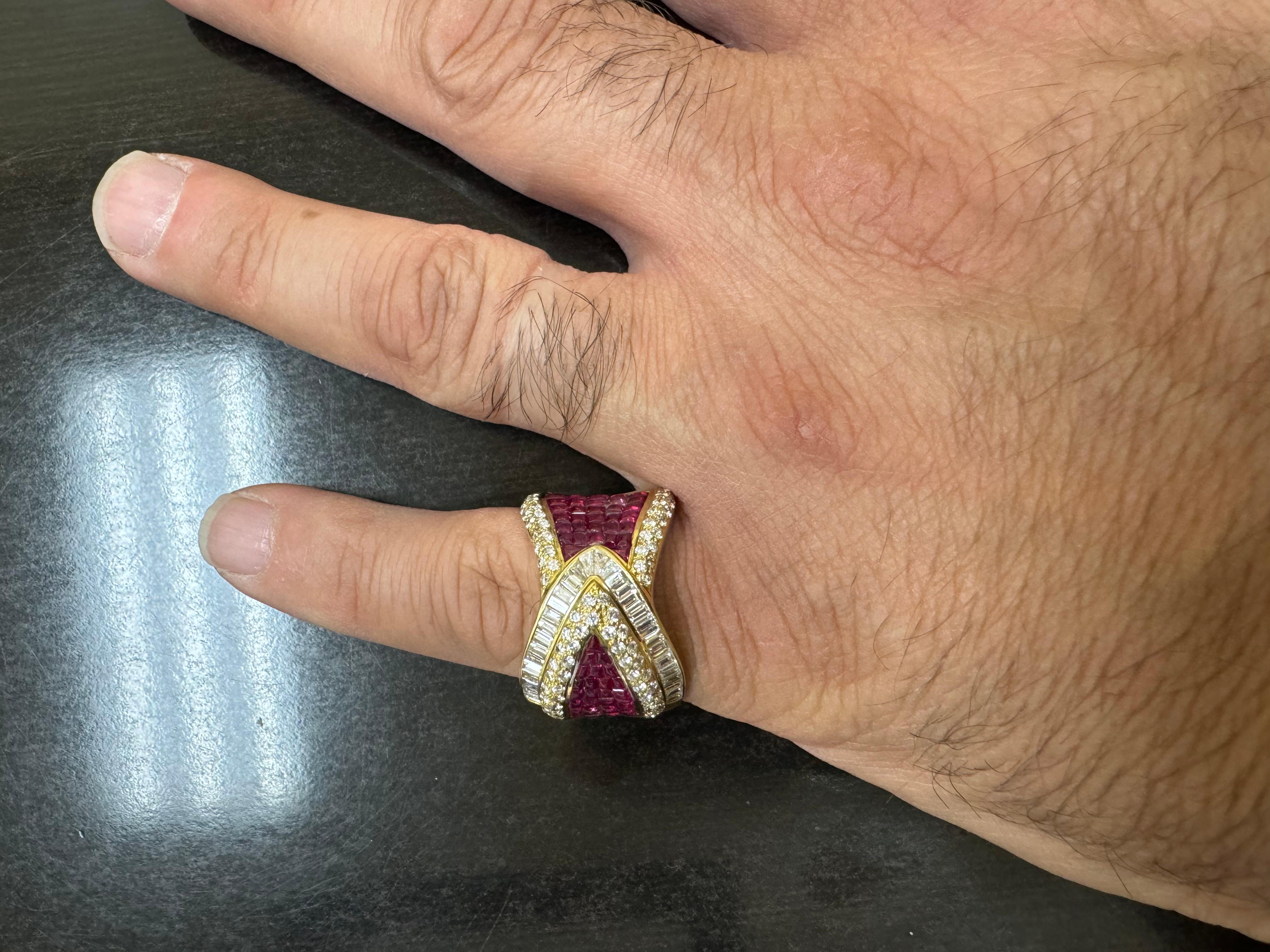 Bague fantaisie en or jaune 18 carats avec diamants baguettes et diamants ronds taille pain de sucre et rubis en vente 7