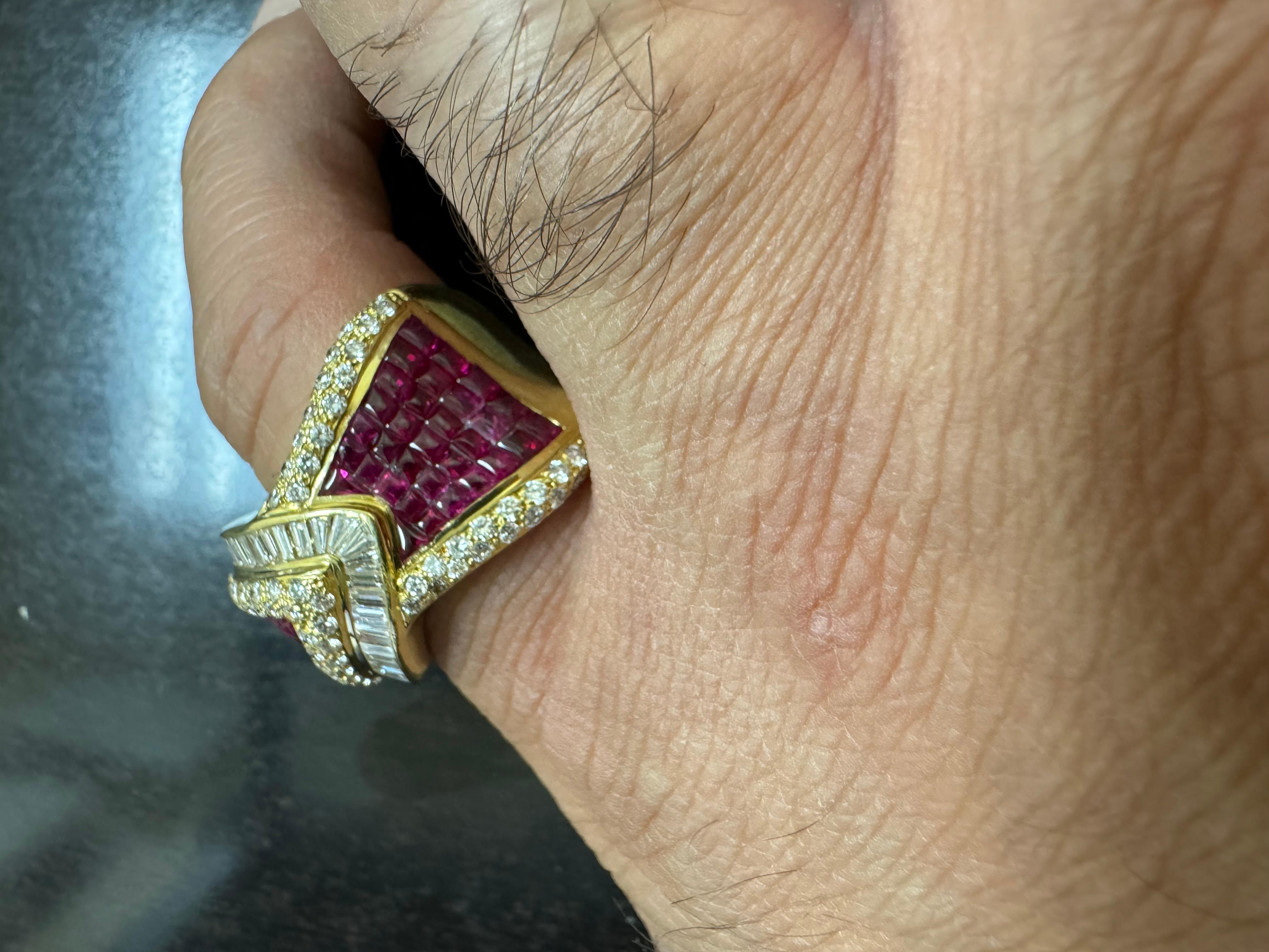 Bague fantaisie en or jaune 18 carats avec diamants baguettes et diamants ronds taille pain de sucre et rubis en vente 8