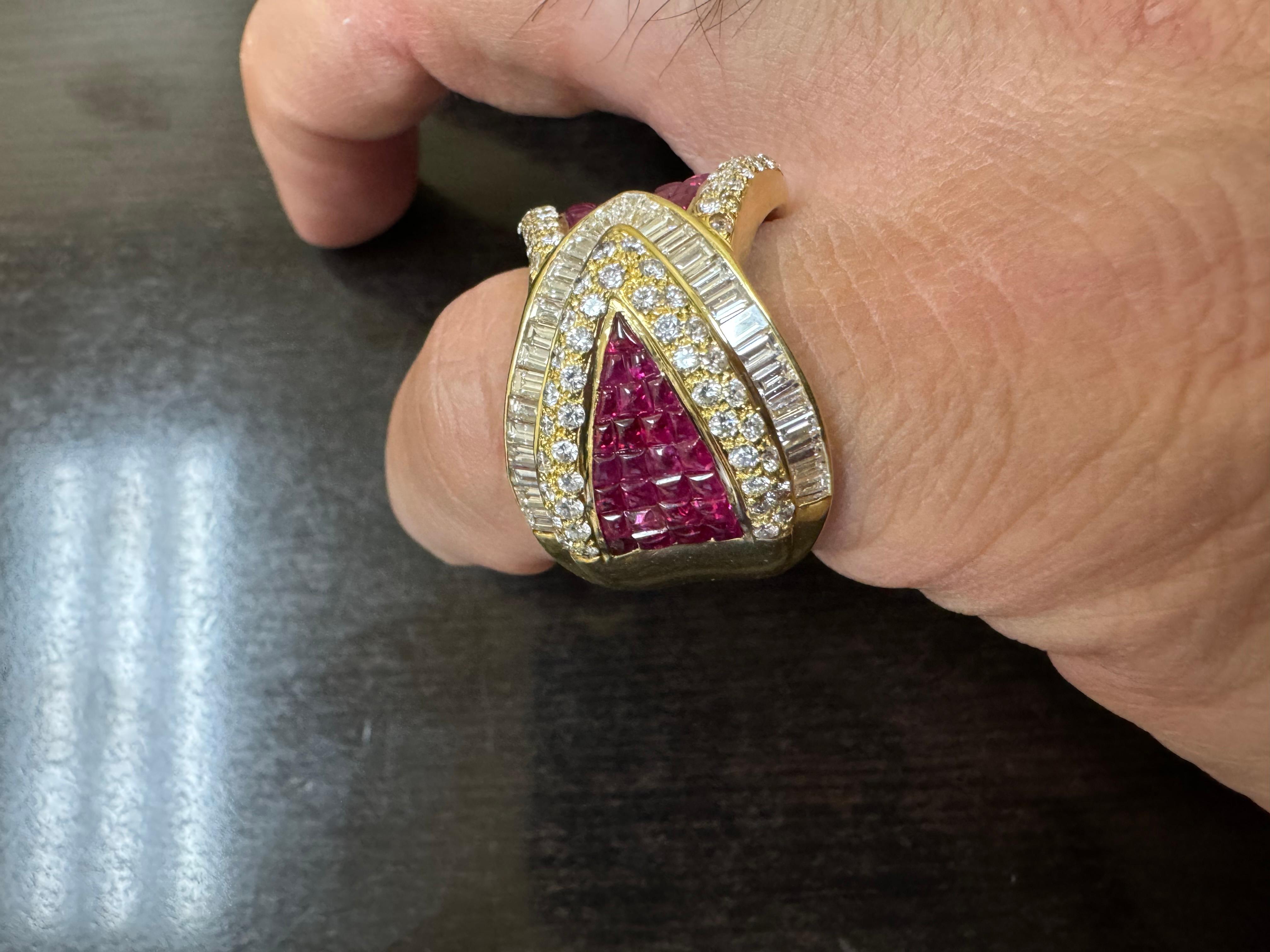 Bague fantaisie en or jaune 18 carats avec diamants baguettes et diamants ronds taille pain de sucre et rubis en vente 9