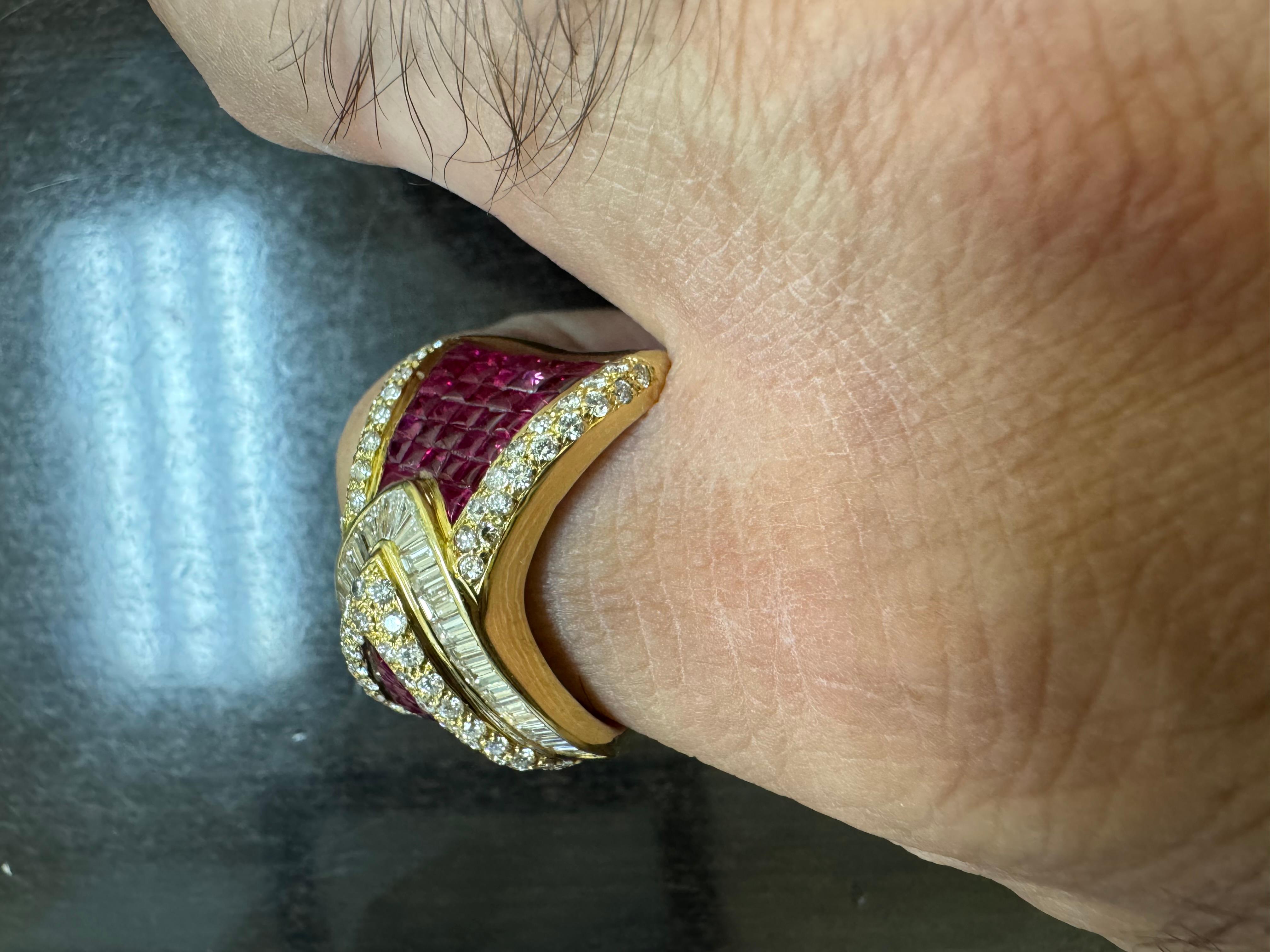 Bague fantaisie en or jaune 18 carats avec diamants baguettes et diamants ronds taille pain de sucre et rubis en vente 10