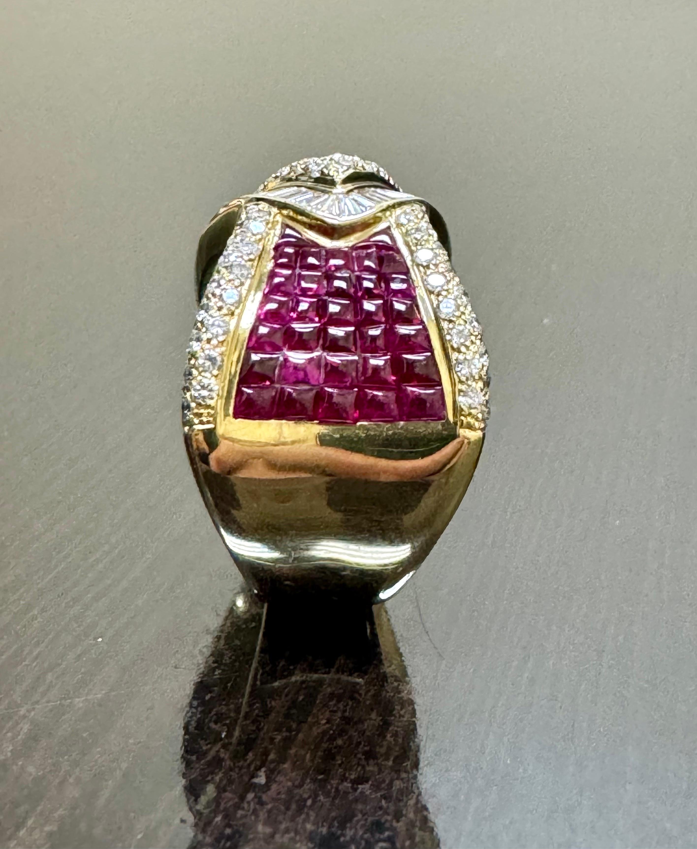 Taille ronde Bague fantaisie en or jaune 18 carats avec diamants baguettes et diamants ronds taille pain de sucre et rubis en vente