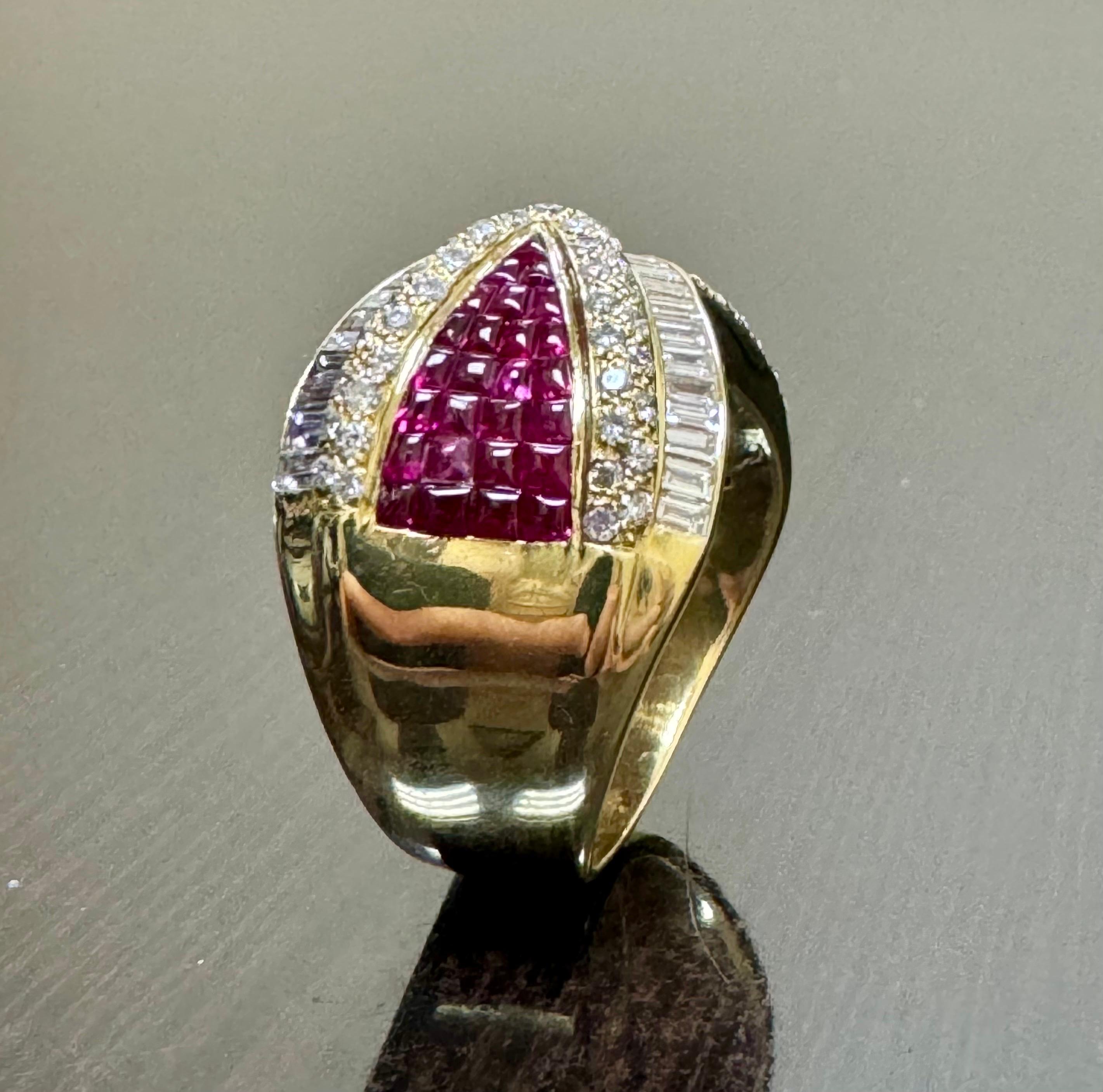 Bague fantaisie en or jaune 18 carats avec diamants baguettes et diamants ronds taille pain de sucre et rubis Unisexe en vente