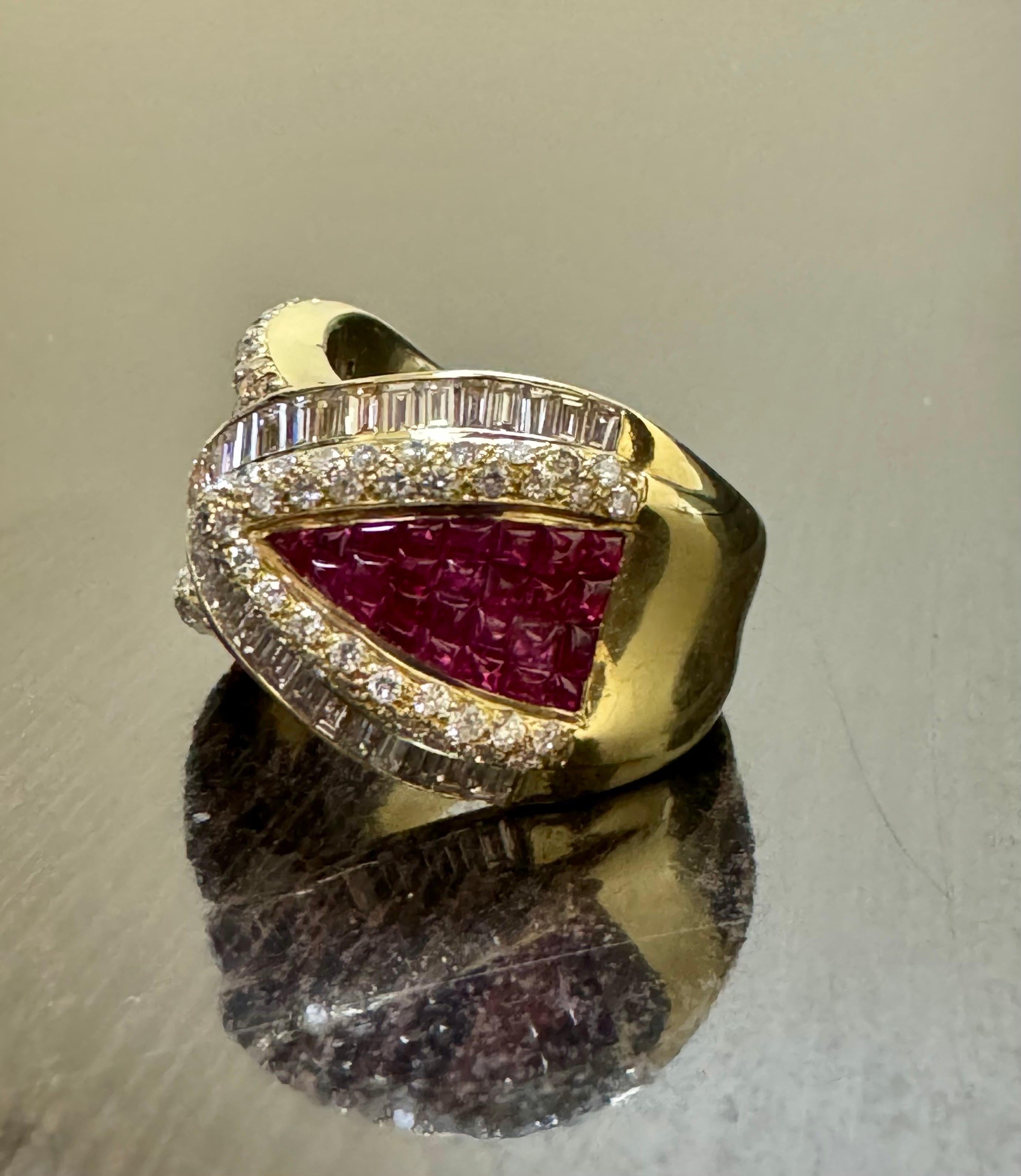 Bague fantaisie en or jaune 18 carats avec diamants baguettes et diamants ronds taille pain de sucre et rubis en vente 1