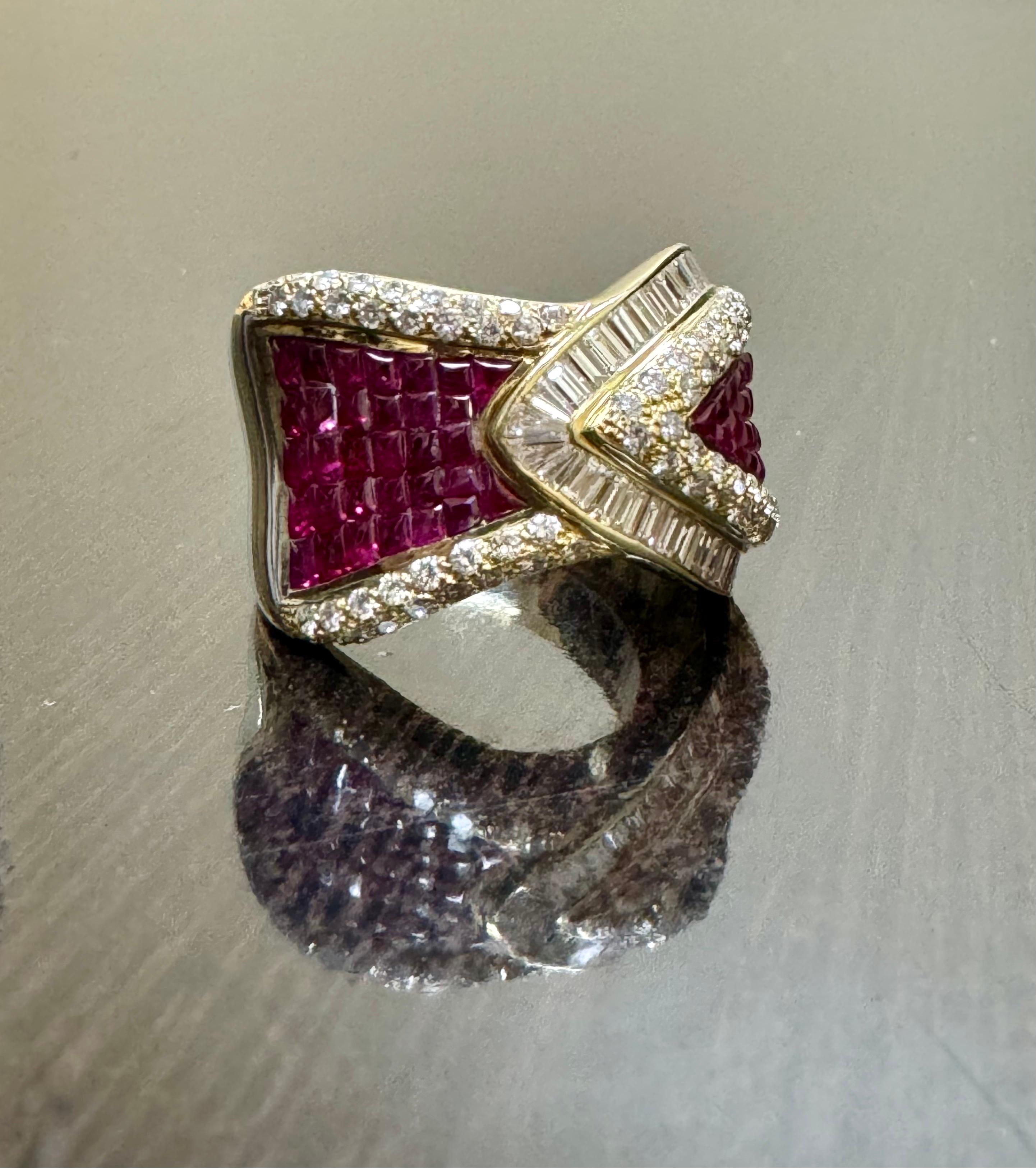 Bague fantaisie en or jaune 18 carats avec diamants baguettes et diamants ronds taille pain de sucre et rubis en vente 2