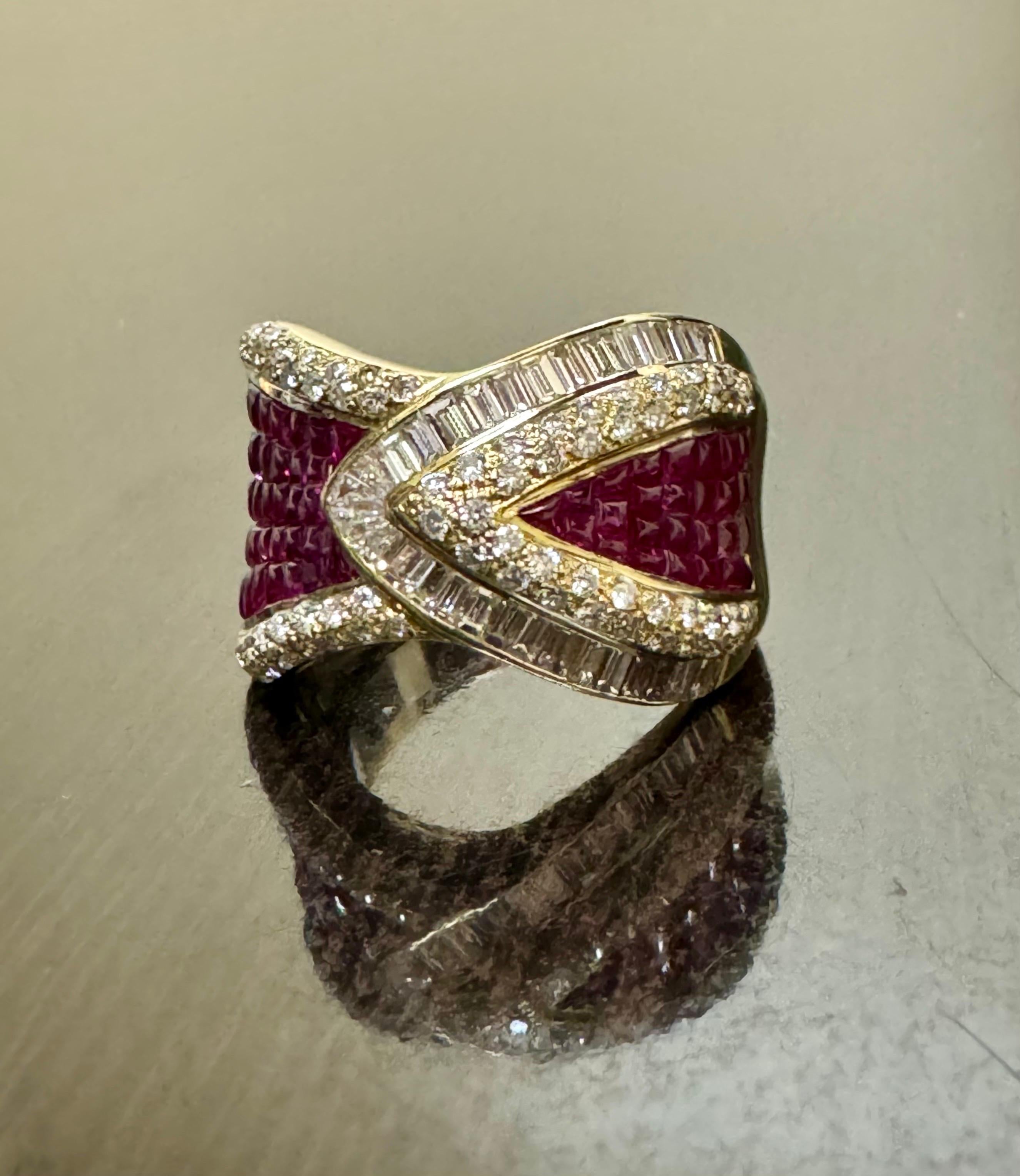Bague fantaisie en or jaune 18 carats avec diamants baguettes et diamants ronds taille pain de sucre et rubis en vente 3