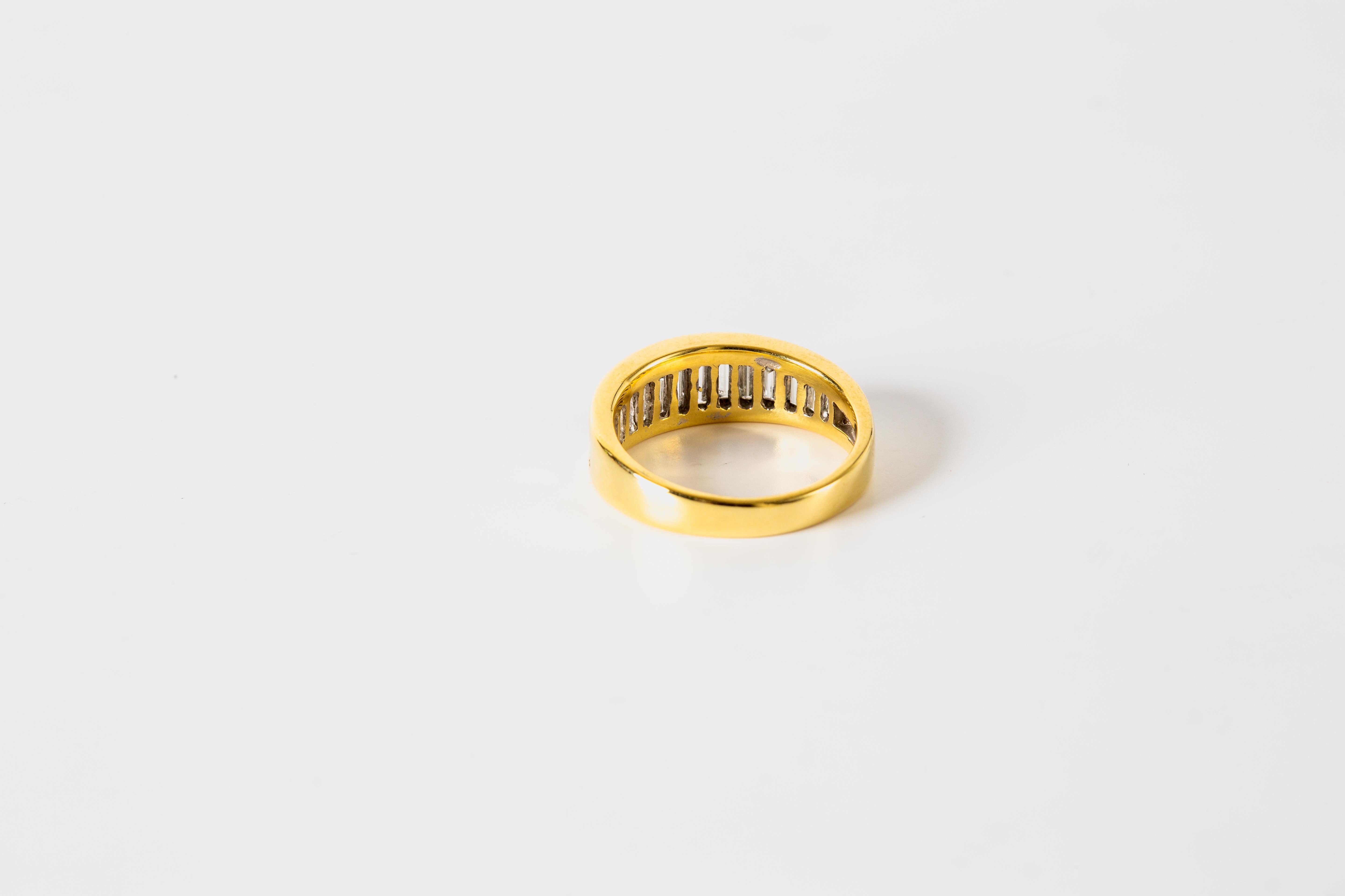 18k Yellow Gold Baguette Diamond Band In Good Condition For Sale In Bernardsville, NJ