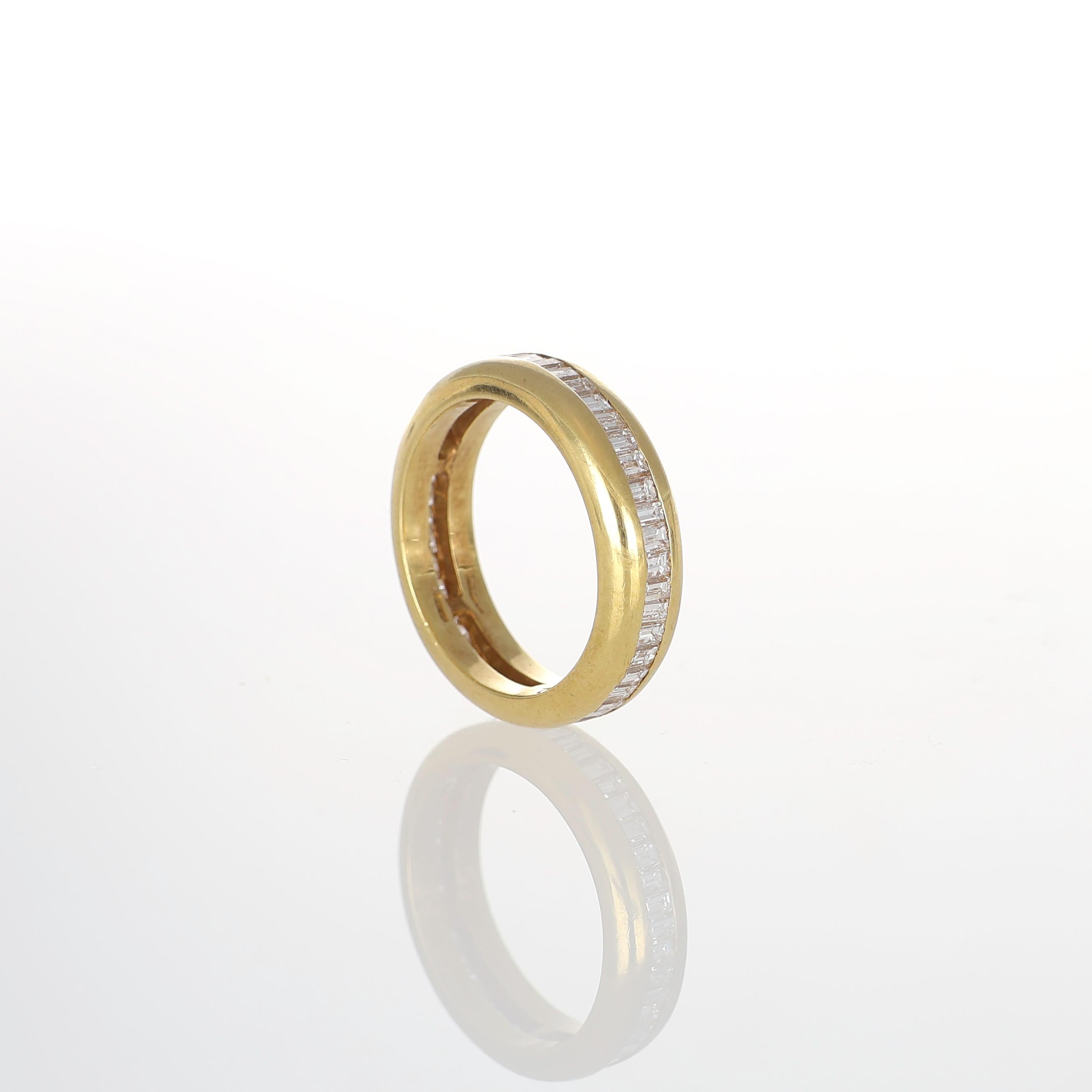 18K Yellow Gold Baguette Diamond Eternity Band In New Condition For Sale In Bergamo, BG