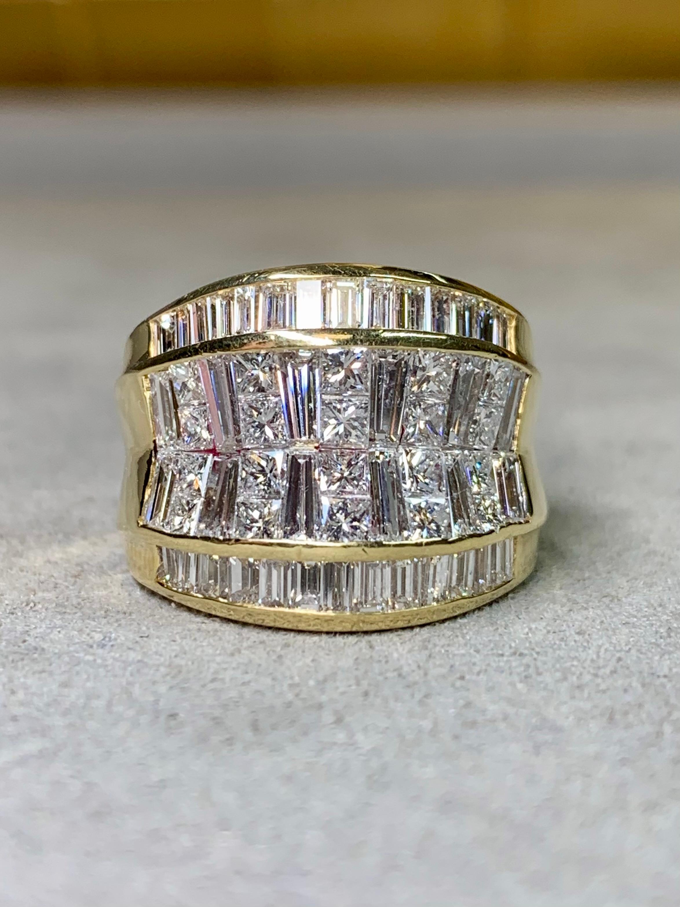 
Ein kühner und luxuriöser Statement-Ring, gefertigt aus massivem 18-karätigem Gelbgold mit beeindruckendem Gewicht und Präsenz. Das breite Band ist meisterhaft mit ca. 4,80 Karat feiner Diamanten im Princess-Schliff, spitz zulaufenden