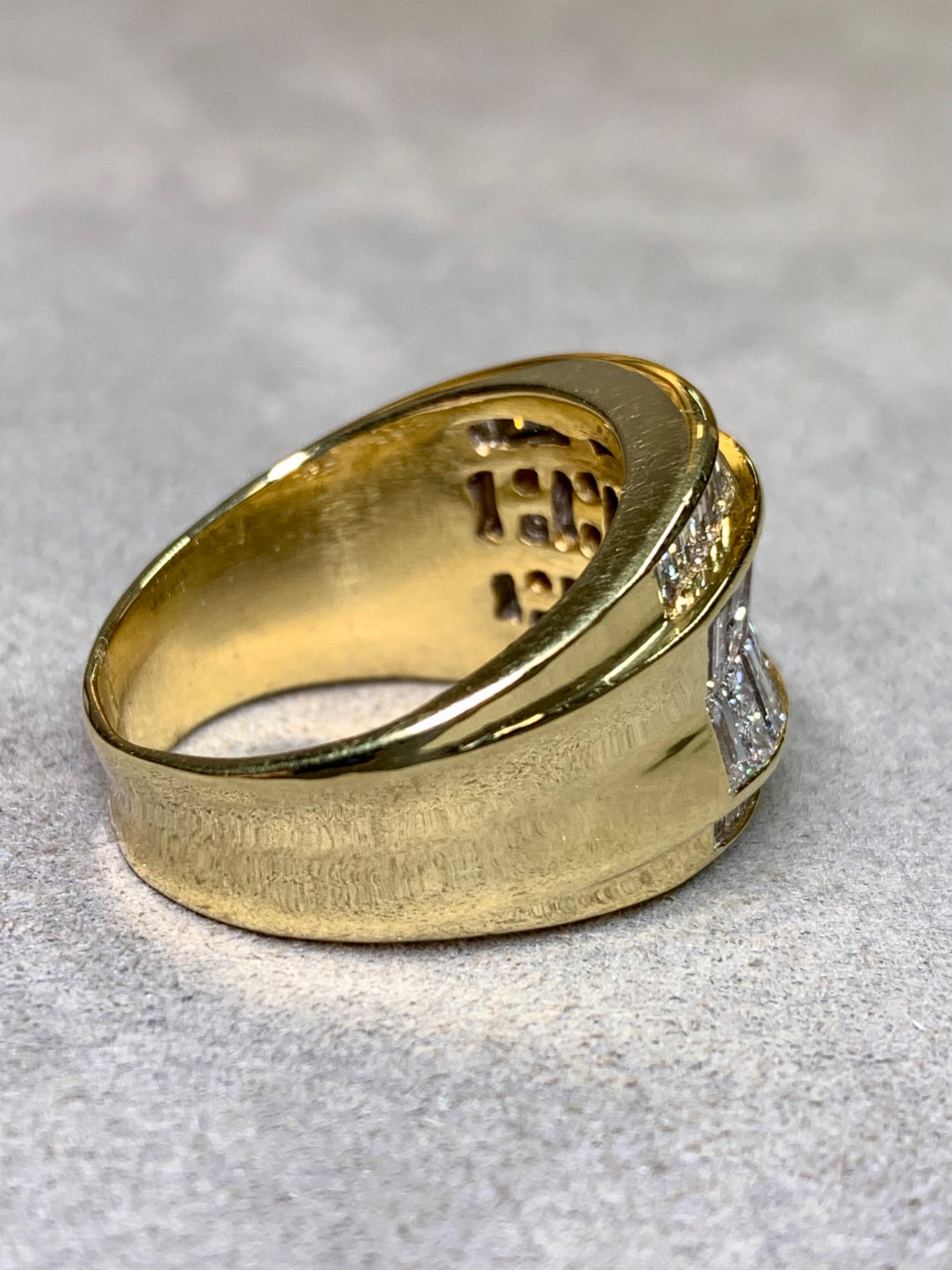 18K Gelbgold Baguette Prinzessin Illusion Großer Diamant Cocktail Ring 4,80ctw (Baguetteschliff) im Angebot