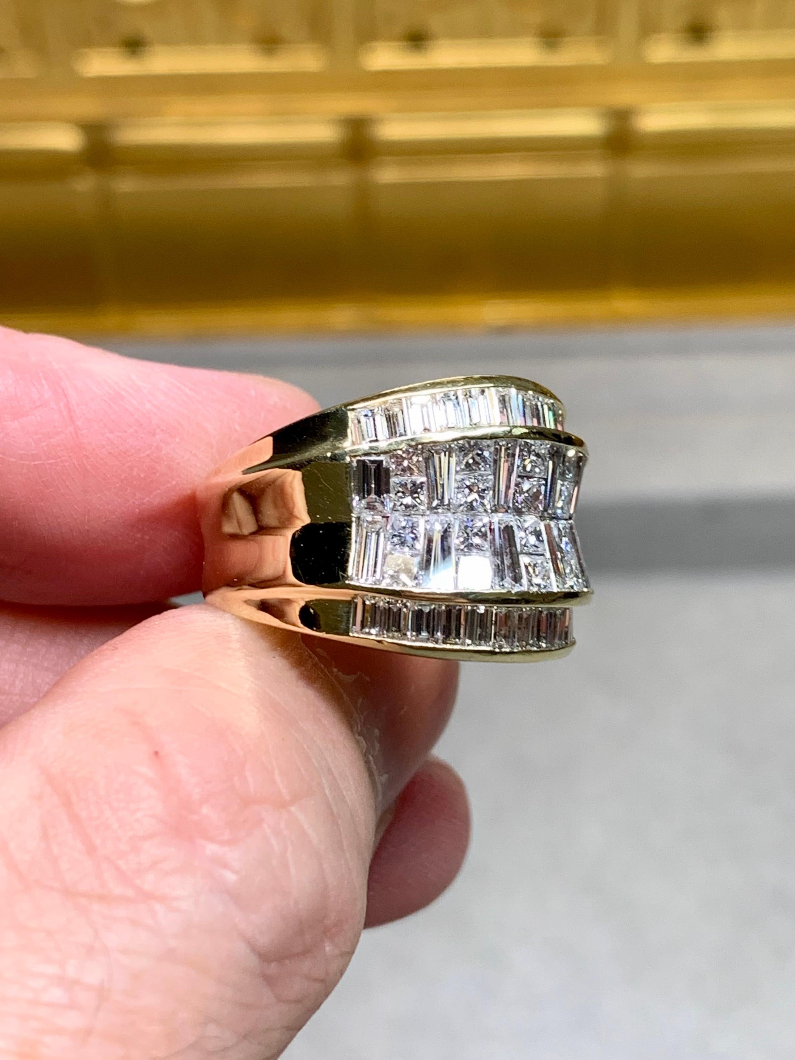 18K Gelbgold Baguette Prinzessin Illusion Großer Diamant Cocktail Ring 4,80ctw für Damen oder Herren im Angebot