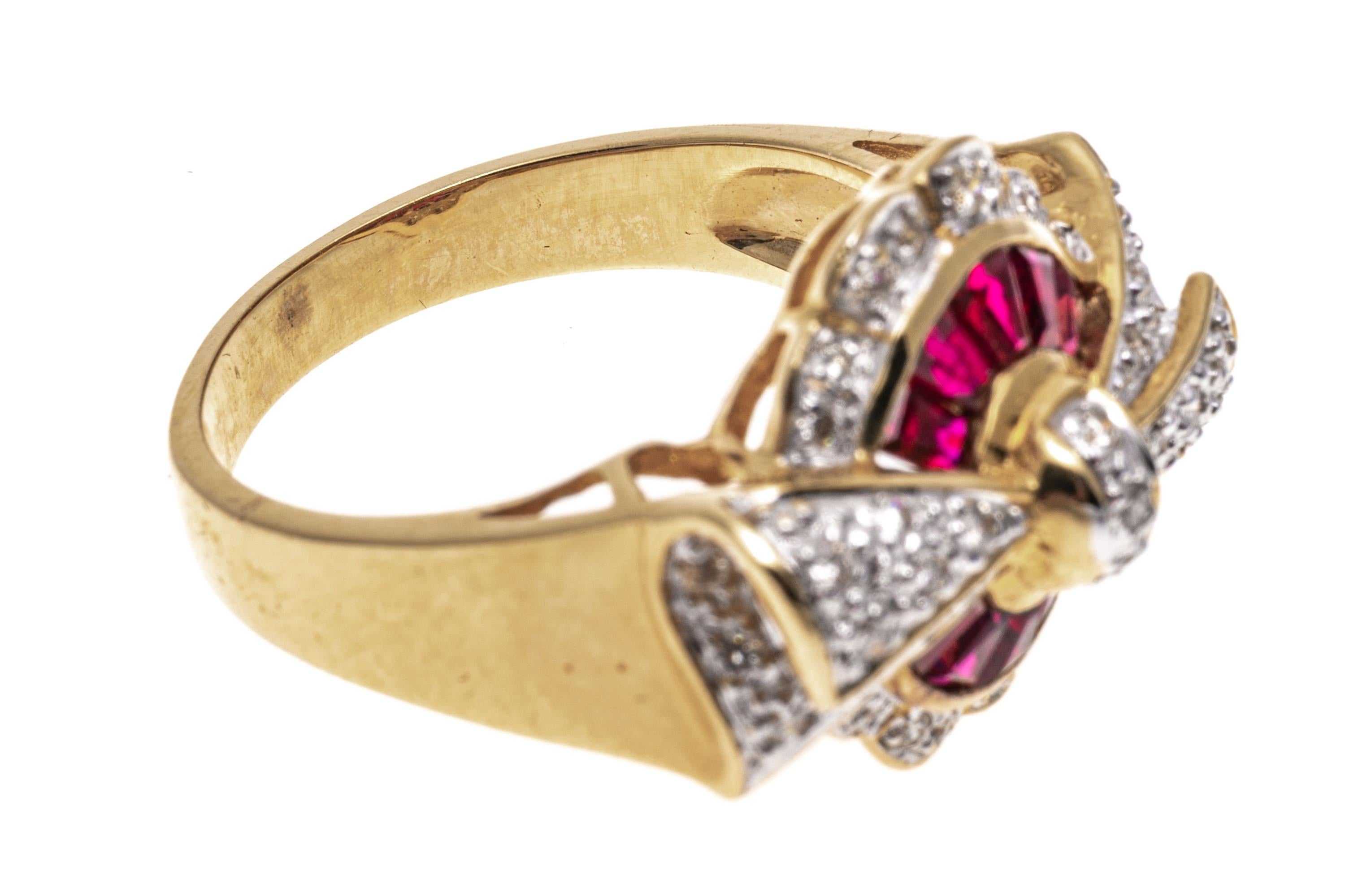 Rétro Bague à nœud papillon en or jaune 18 carats, rubis baguette et diamants pavés en vente