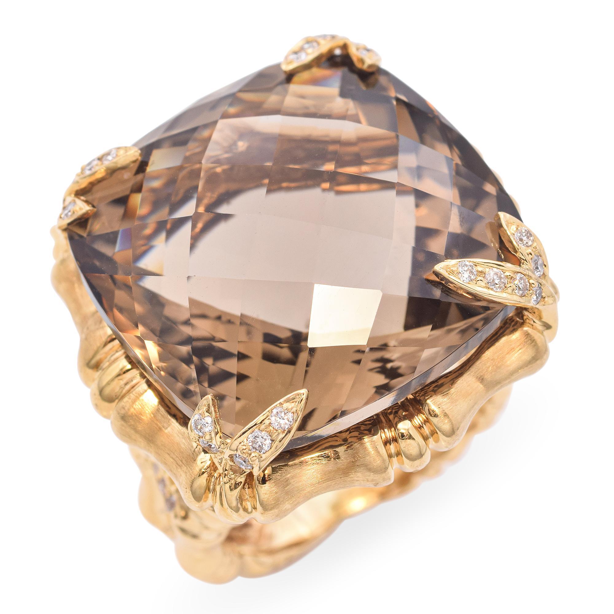 Cette bague captivante est ornée d'une grande pierre précieuse en quartz fumé à facettes. Cette pièce exquise est réalisée en or jaune 18 carats, formant un design élégant et audacieux. Le quartz fumé central affiche une teinte riche et chaude,