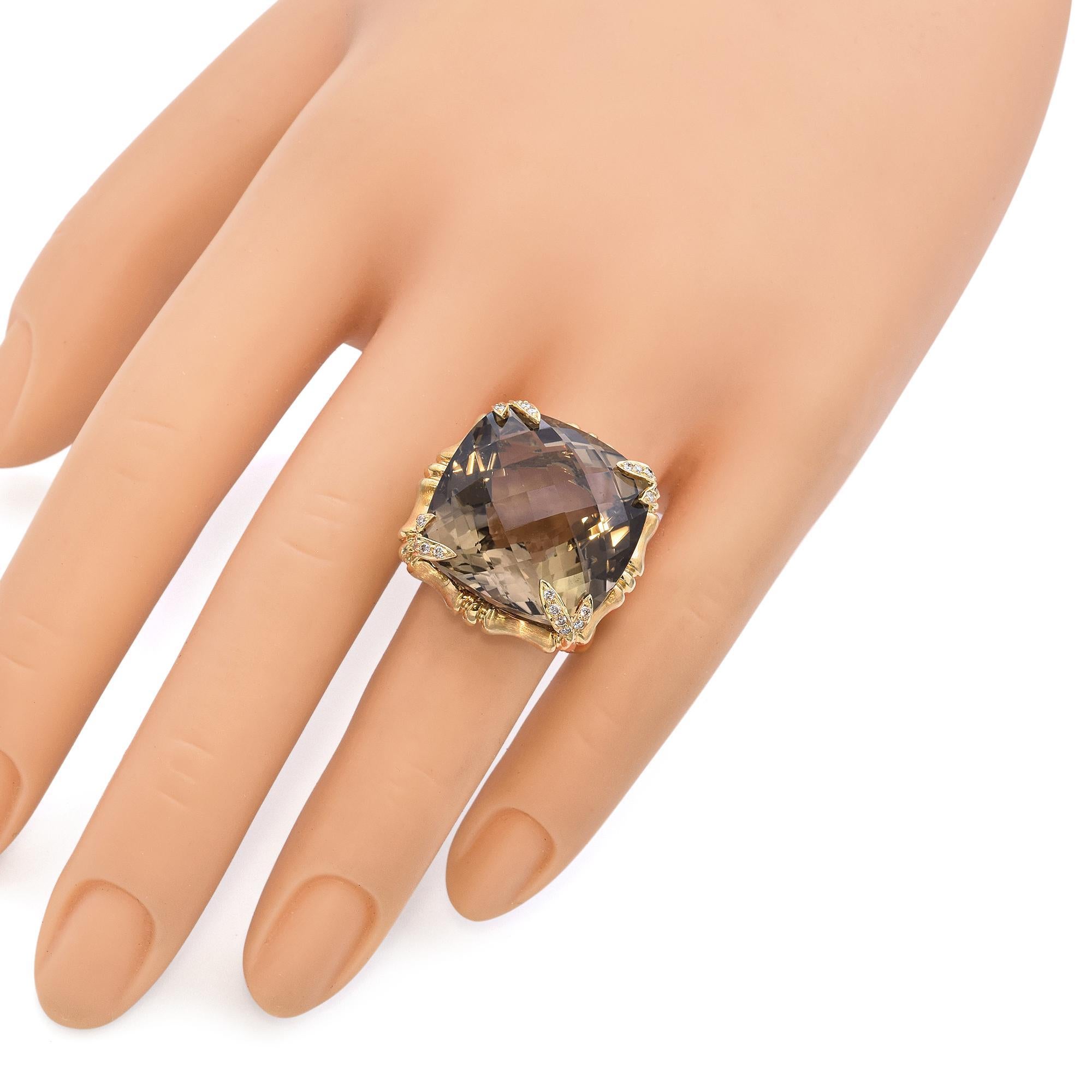 Taille coussin Bague cocktail bambou en or jaune 18 carats, quartz fumé 40 carats et diamants en vente