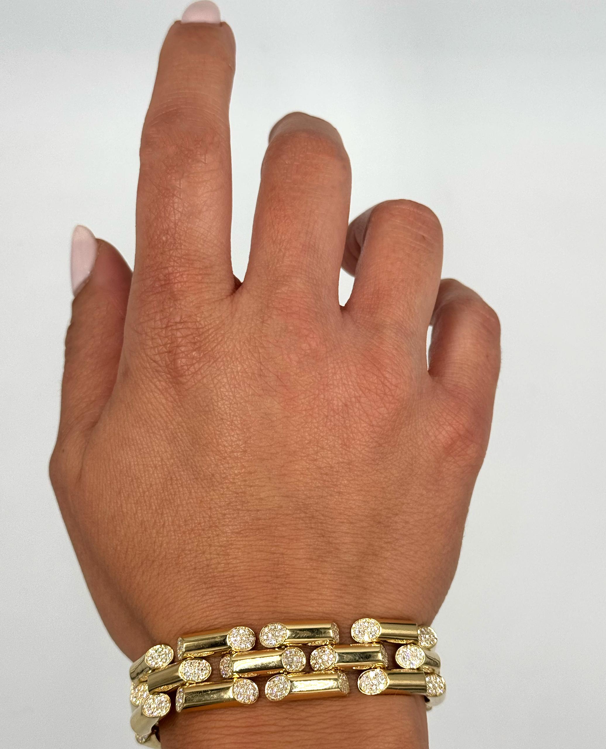 Bracciale a maglie di bambù in oro giallo 18 carati con gruppi di diamanti incastonati su ogni estremità per un totale di 3,67 carati.

- Il braccialetto è lungo 8 pollici
- 43,97 grammi