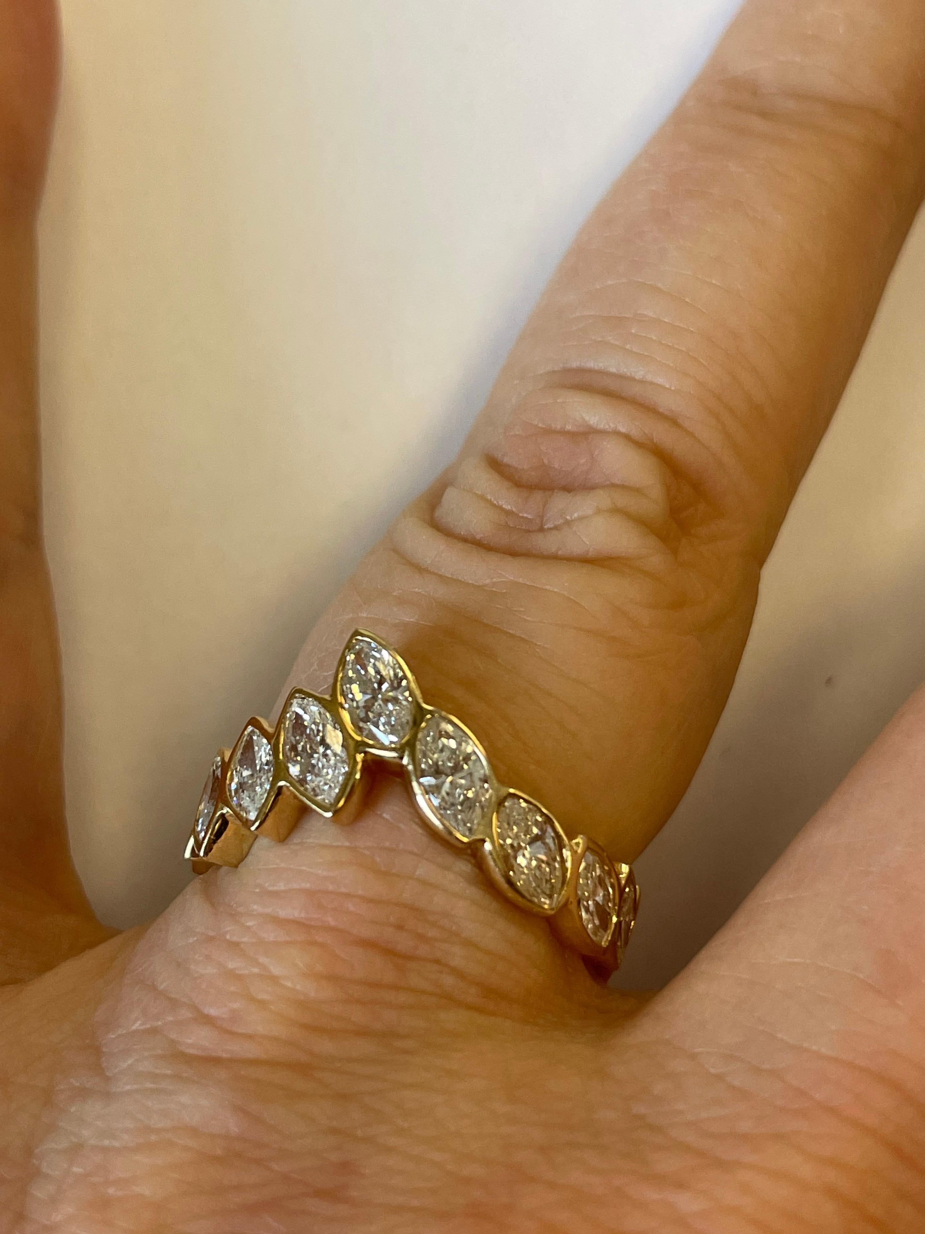 Contemporaneo Anello a fascia in oro 18 carati con diamanti a forma di marquise incastonati su tutto il perimetro in vendita